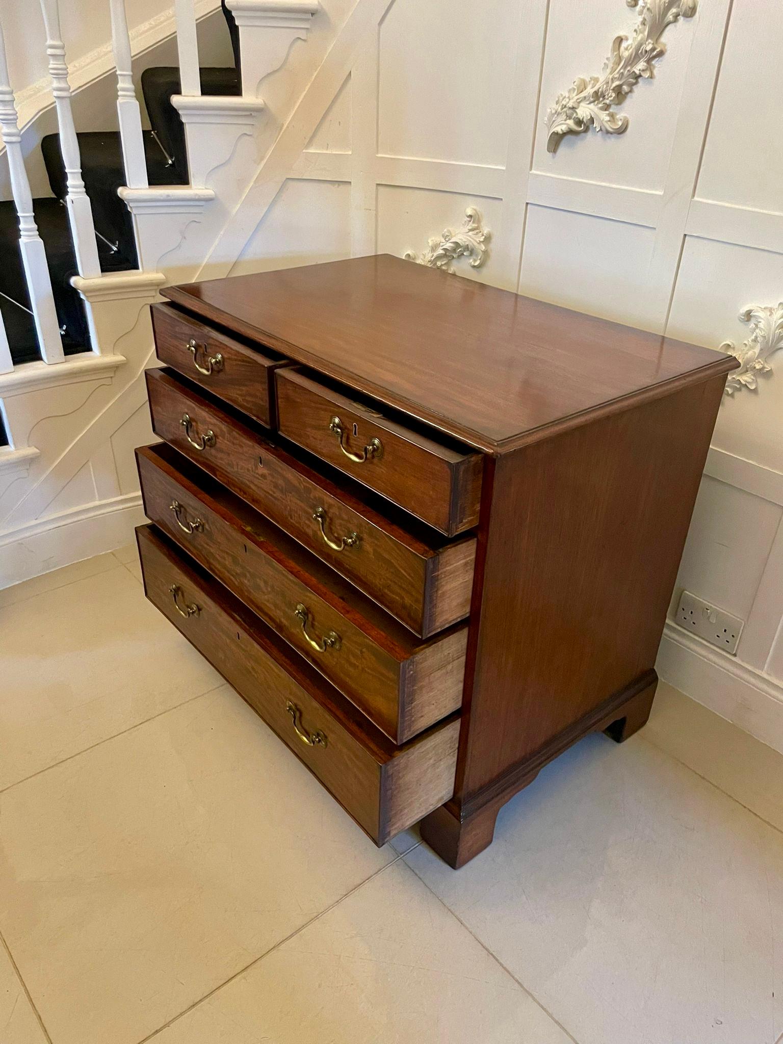 Antigua cómoda de caoba Jorge III en venta 5