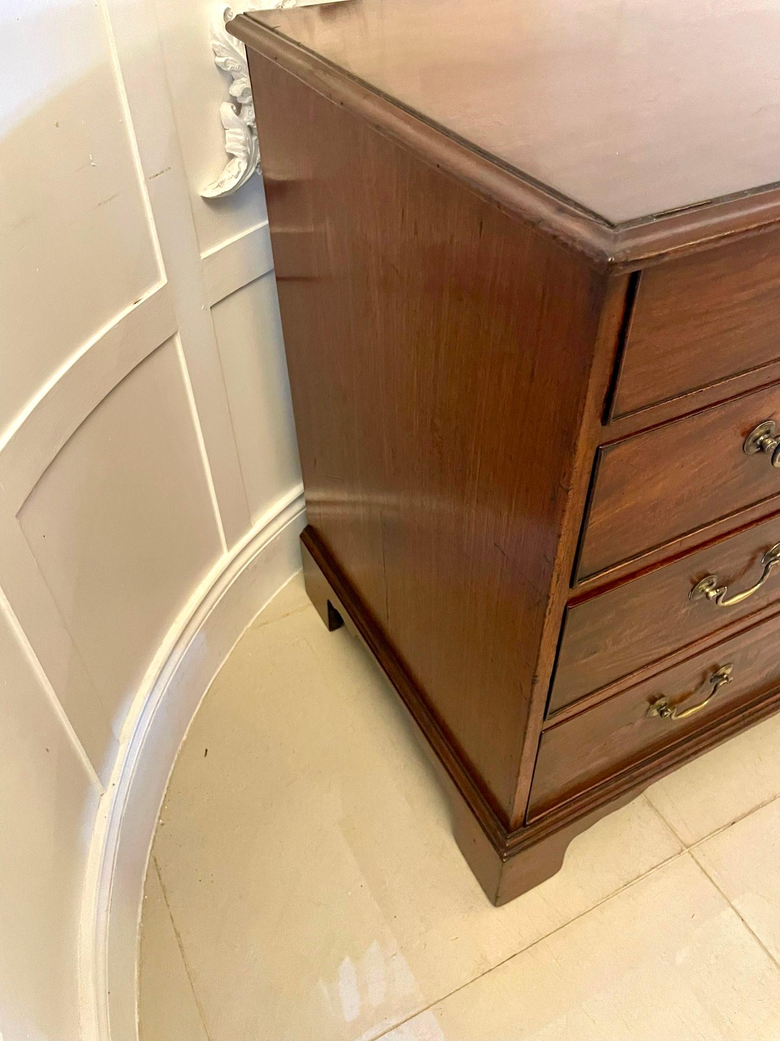 Antigua cómoda de caoba Jorge III Caoba en venta