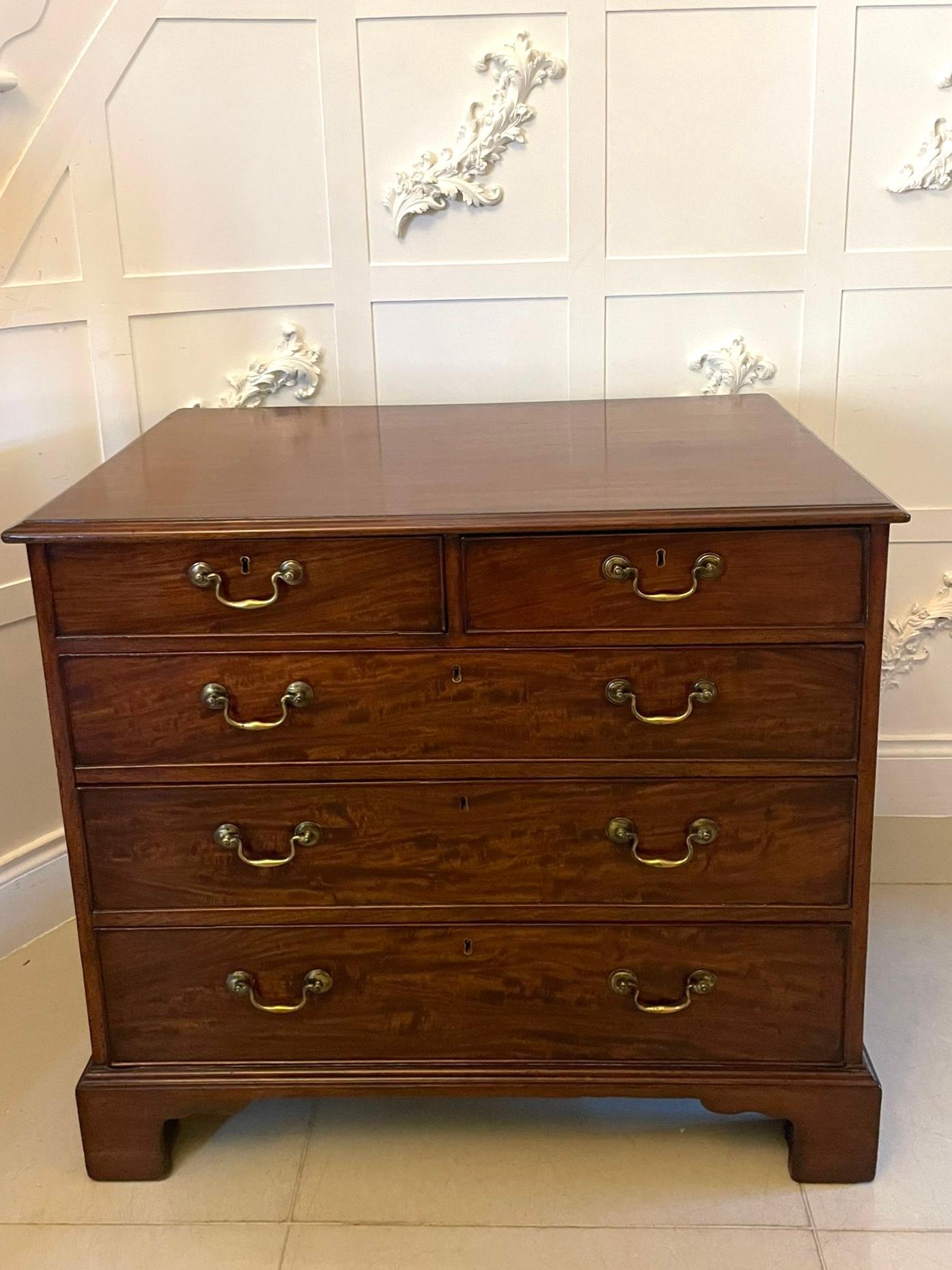 Antigua cómoda de caoba Jorge III en venta 1