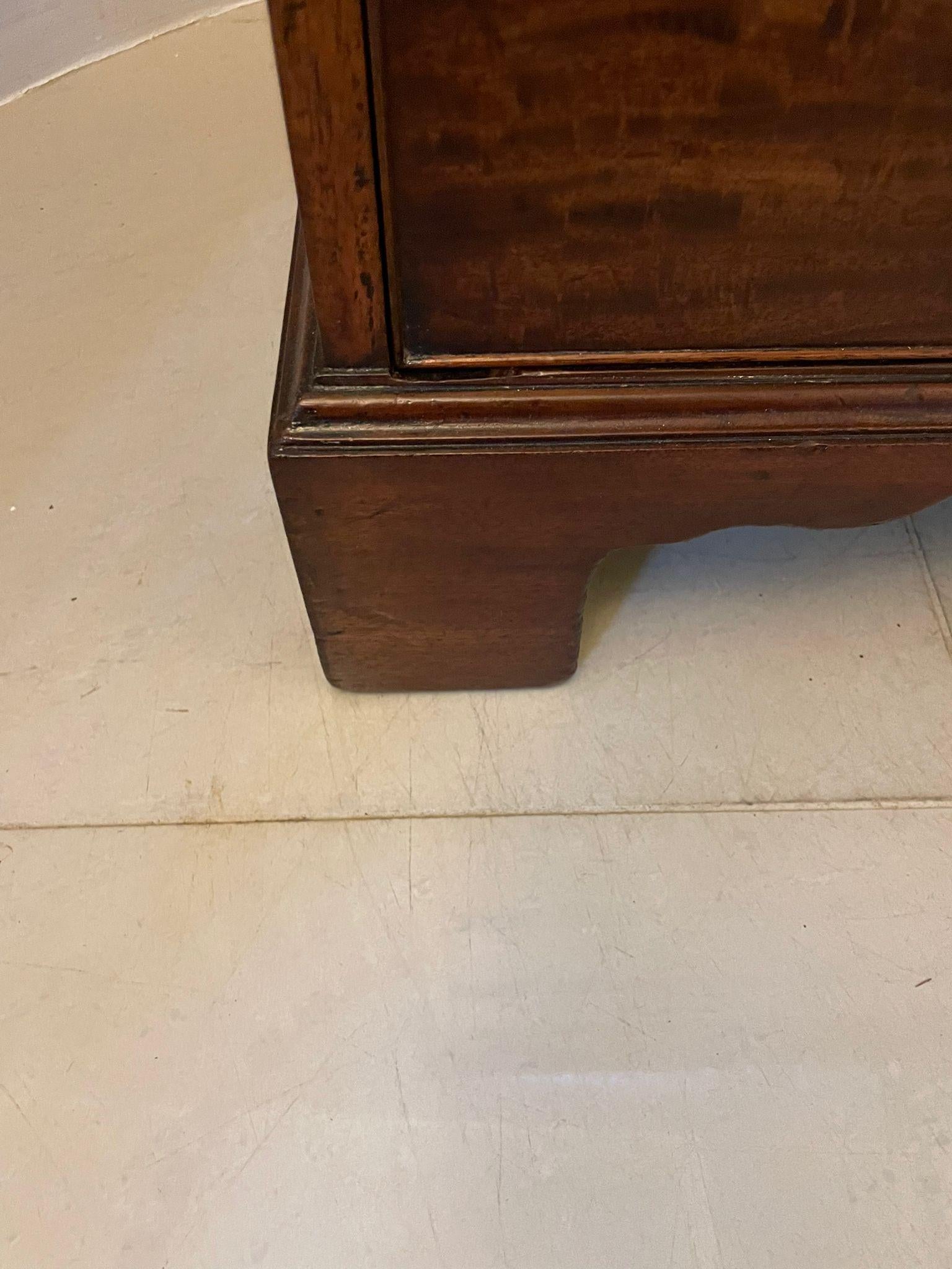 Antigua cómoda de caoba Jorge III en venta 2