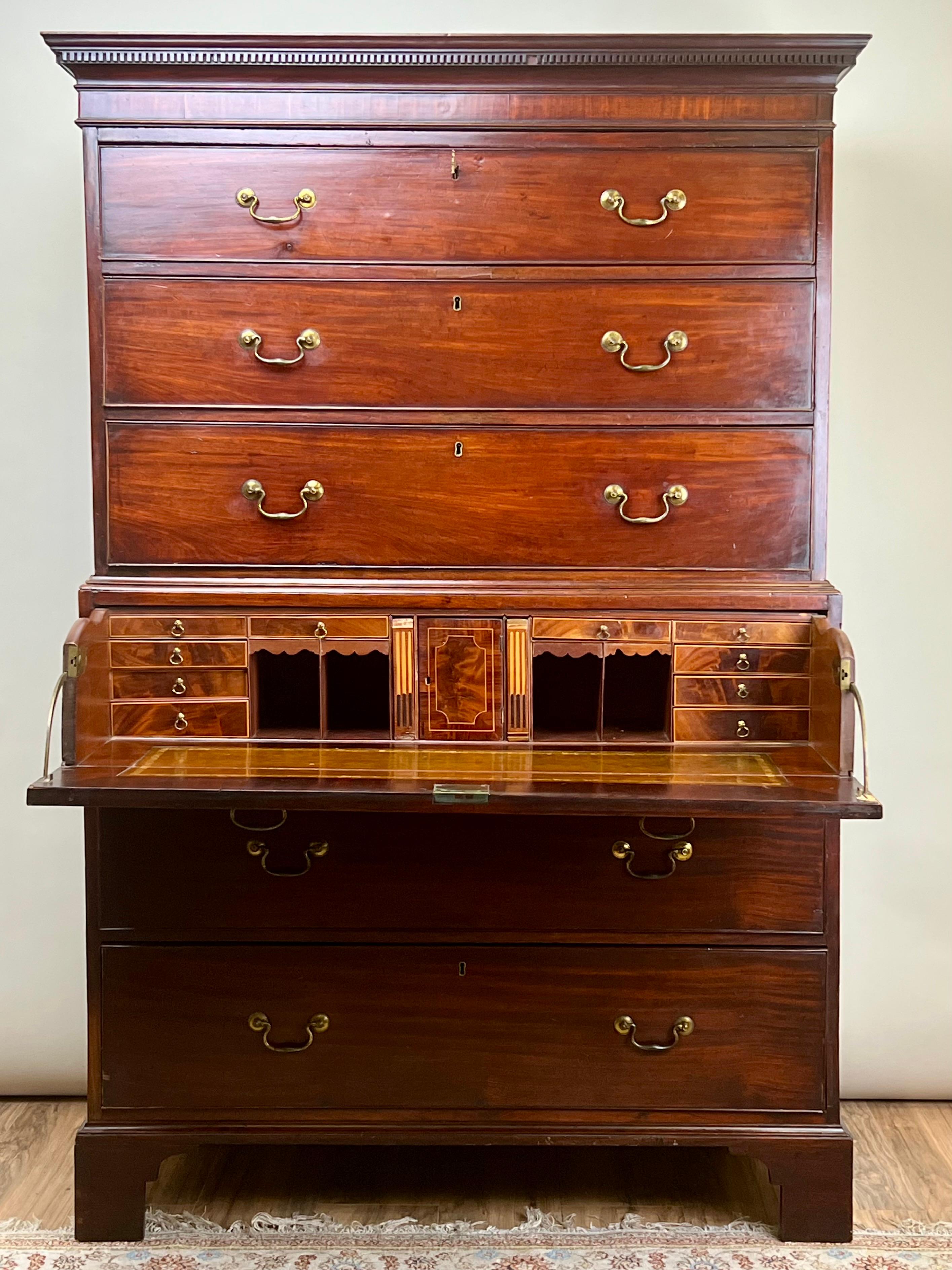 Questa maestosa cassettiera in mogano di Giorgio III con segreteria del maggiordomo è un ottimo esempio di artigianato inglese della fine del XVIII secolo. Il mobile presenta linee pulite e proporzioni classiche, esaltate dalla profonda e calda