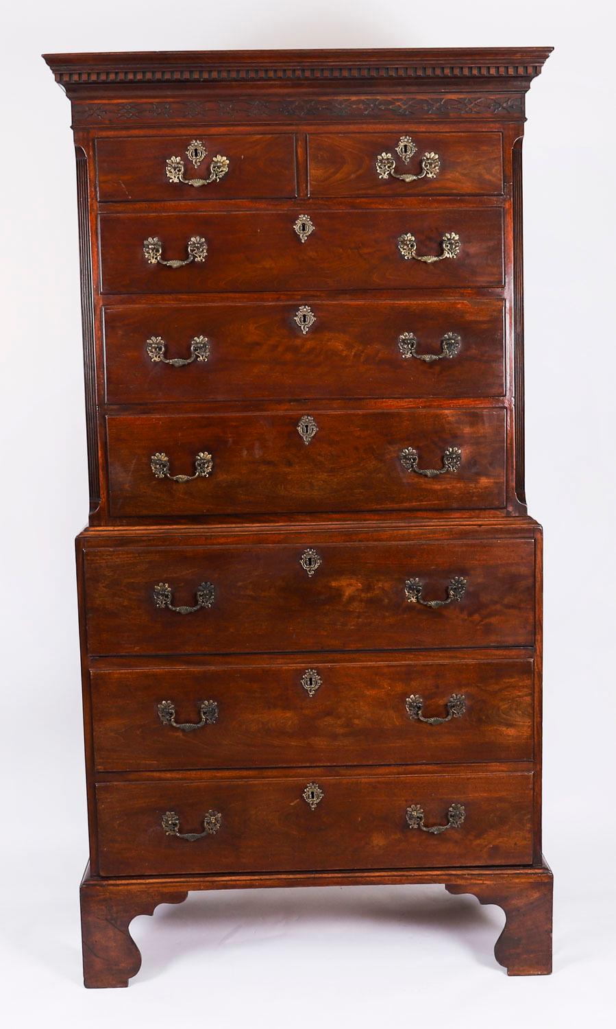 Si tratta di una bellissima cassapanca secretaire in mogano a fiamma di Giorgio III, datata circa 1770.

Presenta una splendida cornice con lavori dentali sul fregio, un traforo cieco sulla parte superiore e i lati con splendide decorazioni