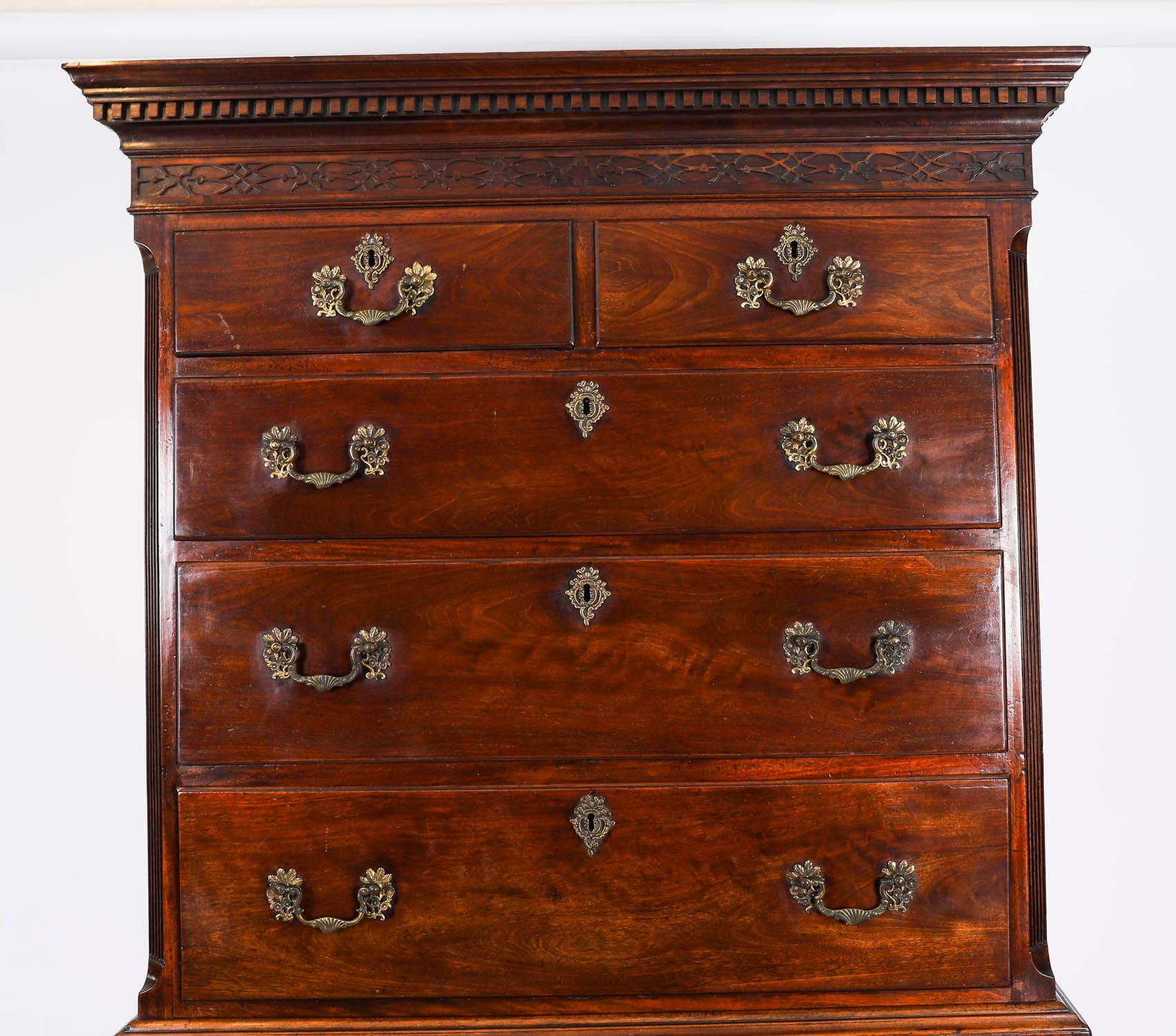 Intagliato Antico cassettone in mogano di Giorgio III Secretaire XVIII secolo in vendita