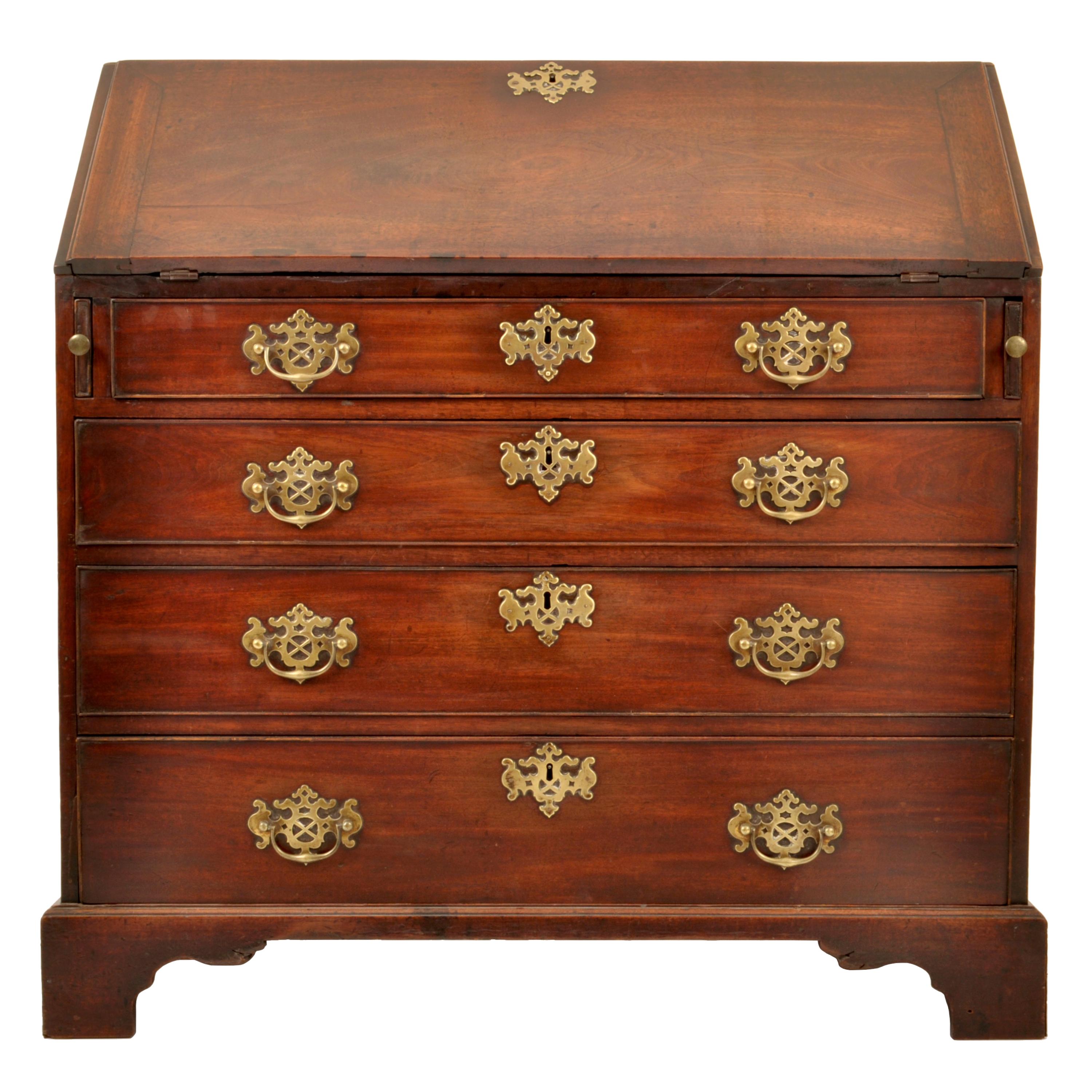 A good quality antique American George III Chippendale period bureau/desk, fall front secretary, circa 1760.
The desk having a fall front with a brass escutcheon lockplate, the hinged fall front having pull out loper supports, enclosed are seven