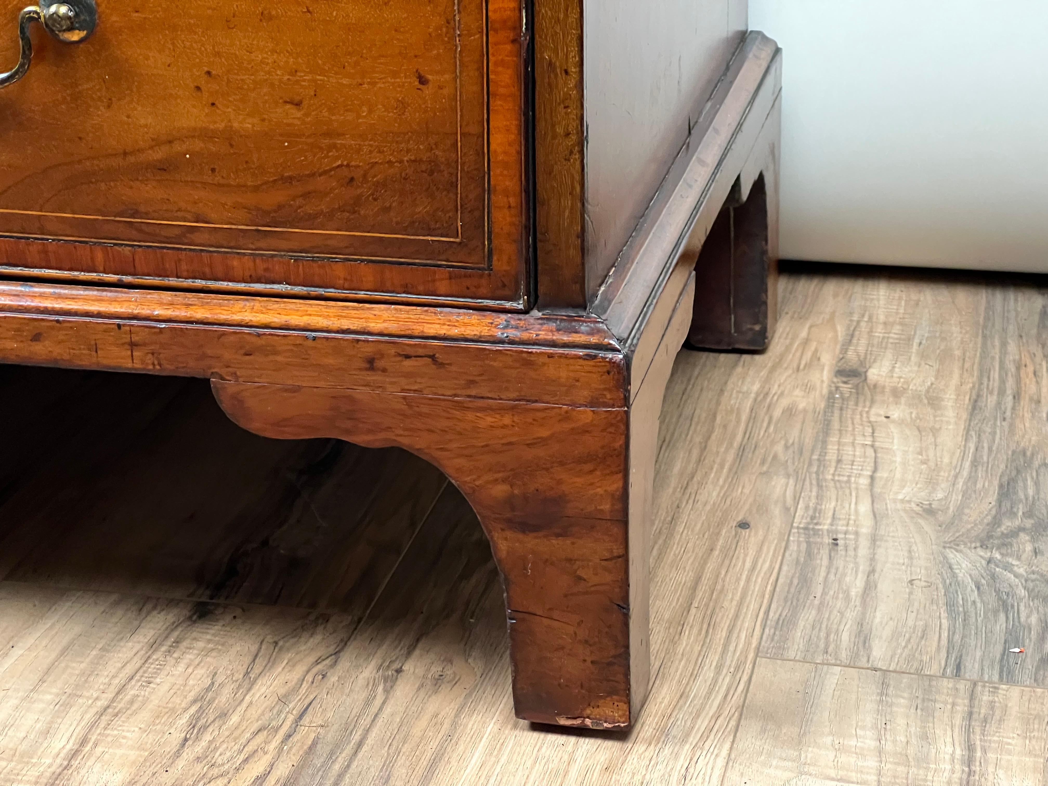 Ancienne commode George III en acajou bordée de bandes, deux sur trois, vers 1800 en vente 4