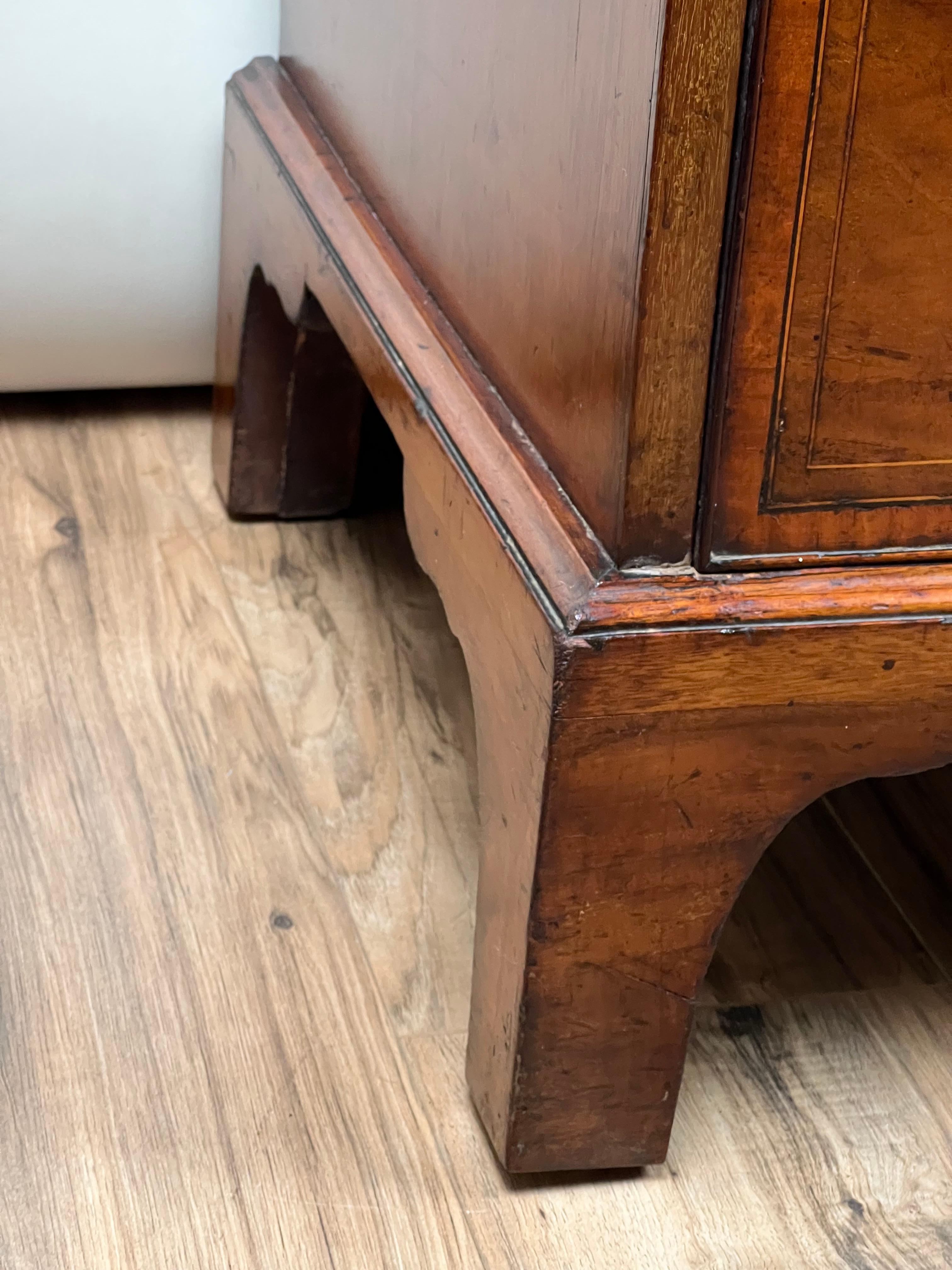Ancienne commode George III en acajou bordée de bandes, deux sur trois, vers 1800 en vente 5
