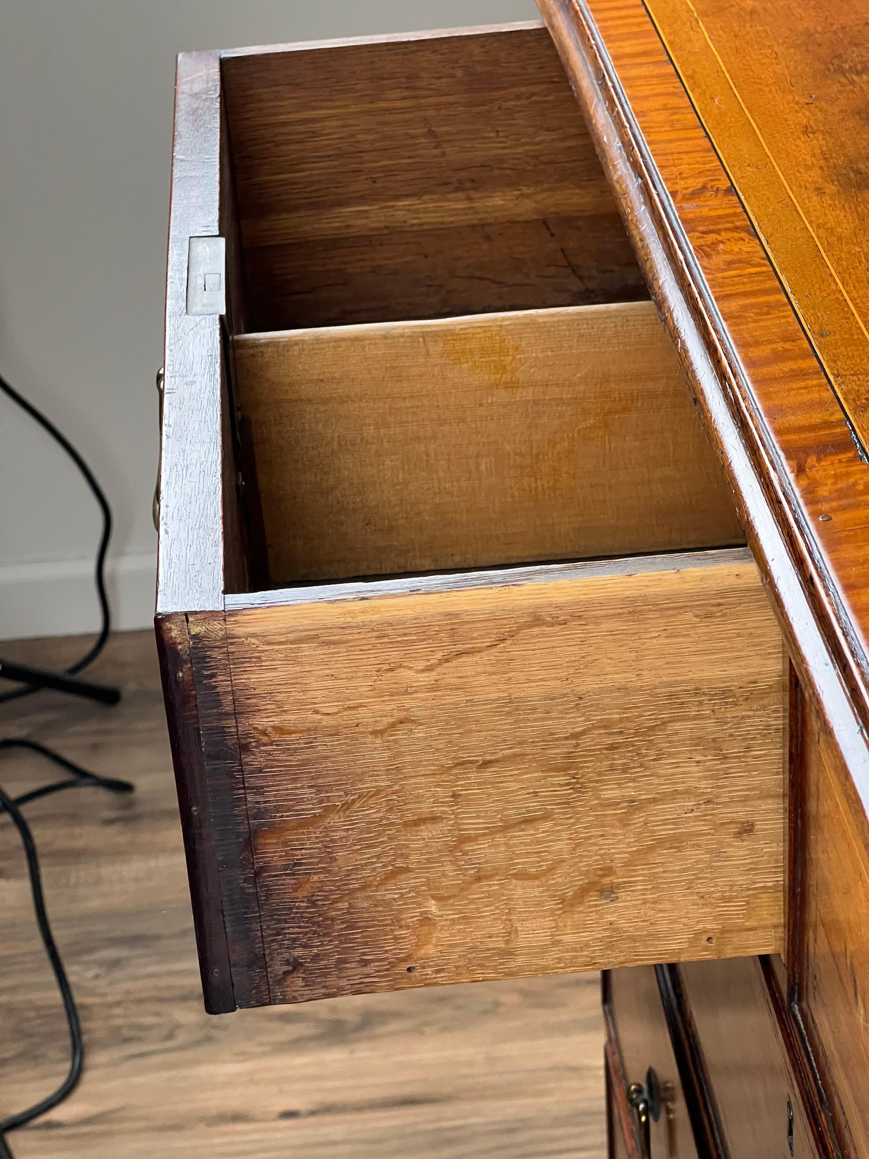 Ancienne commode George III en acajou bordée de bandes, deux sur trois, vers 1800 en vente 6