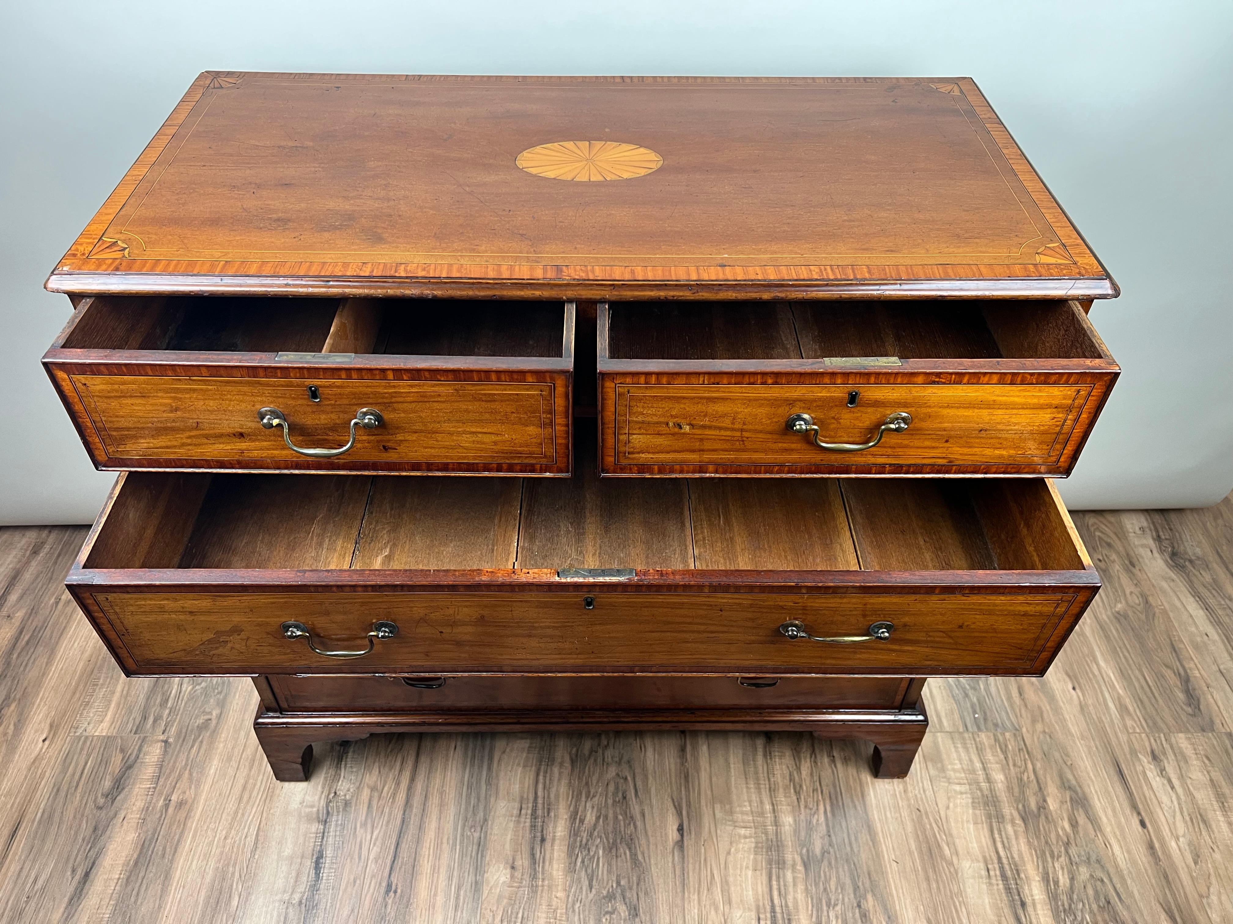 Ancienne commode George III en acajou bordée de bandes, deux sur trois, vers 1800 en vente 7