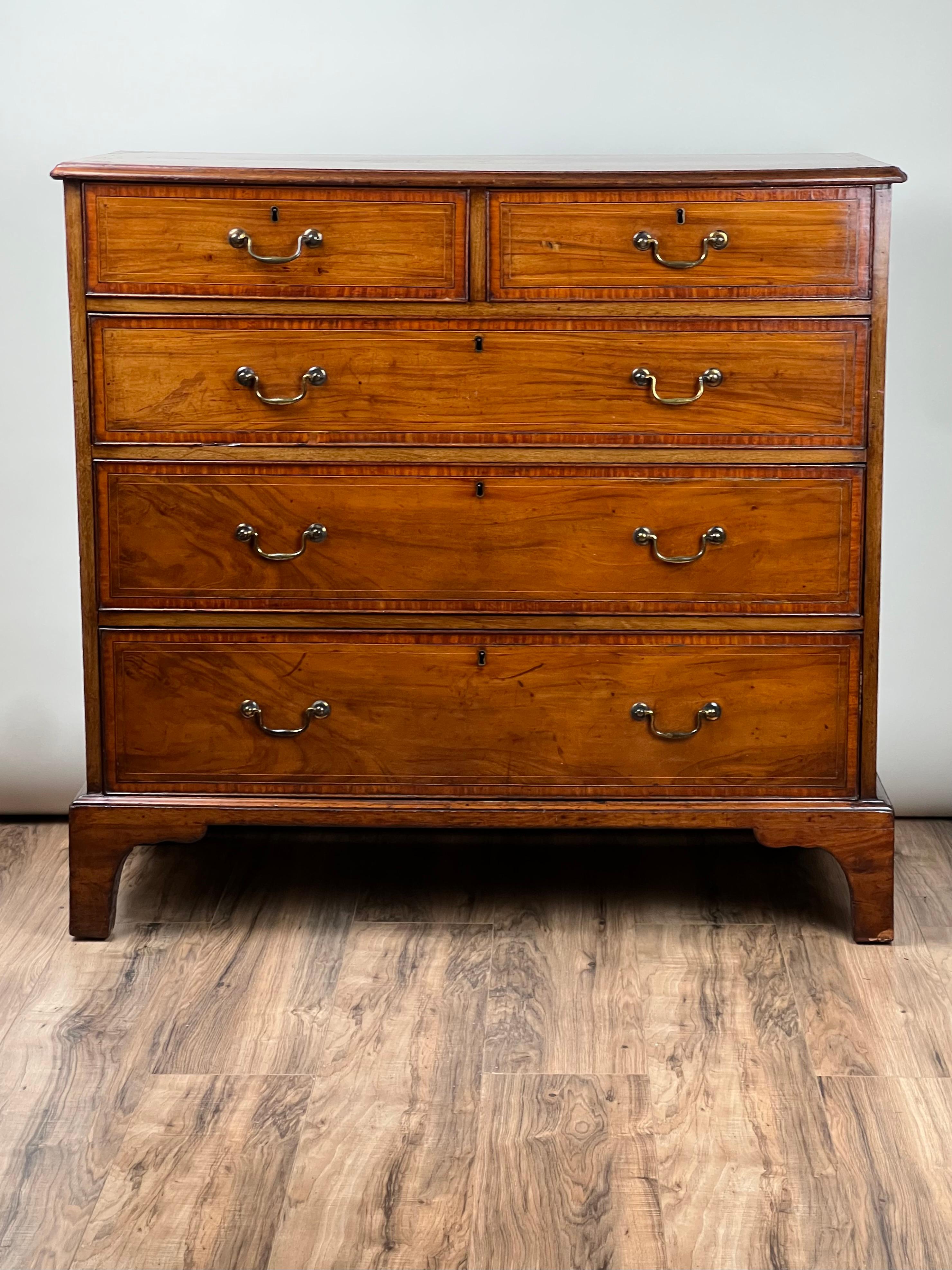 Cette ancienne commode à deux tiroirs sur trois en acajou de George III, datant d'environ 1800, est un meuble britannique raffiné et fonctionnel de la période géorgienne. Fabriquée en acajou, cette commode met en valeur la beauté naturelle du bois