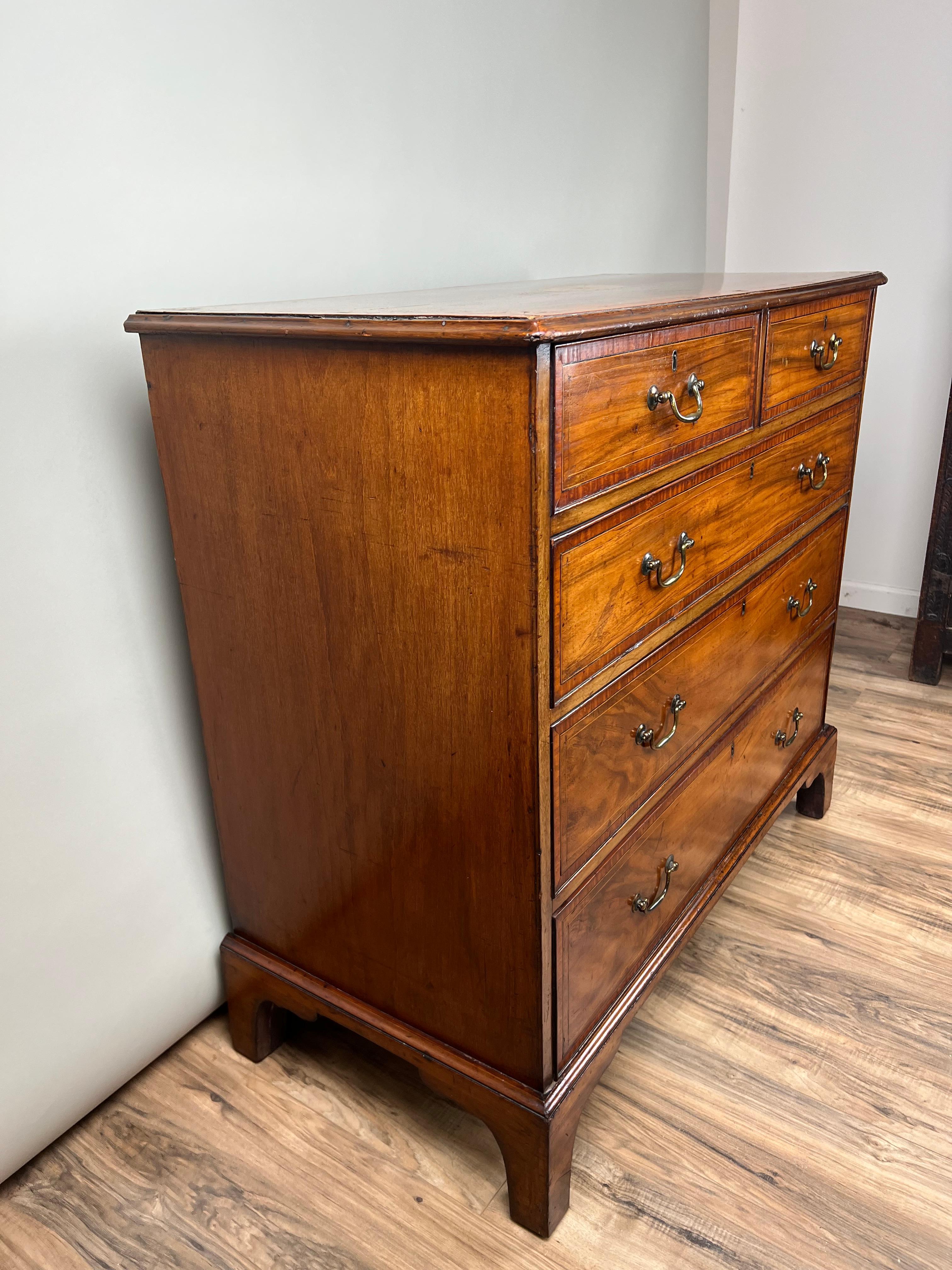Anglais Ancienne commode George III en acajou bordée de bandes, deux sur trois, vers 1800 en vente