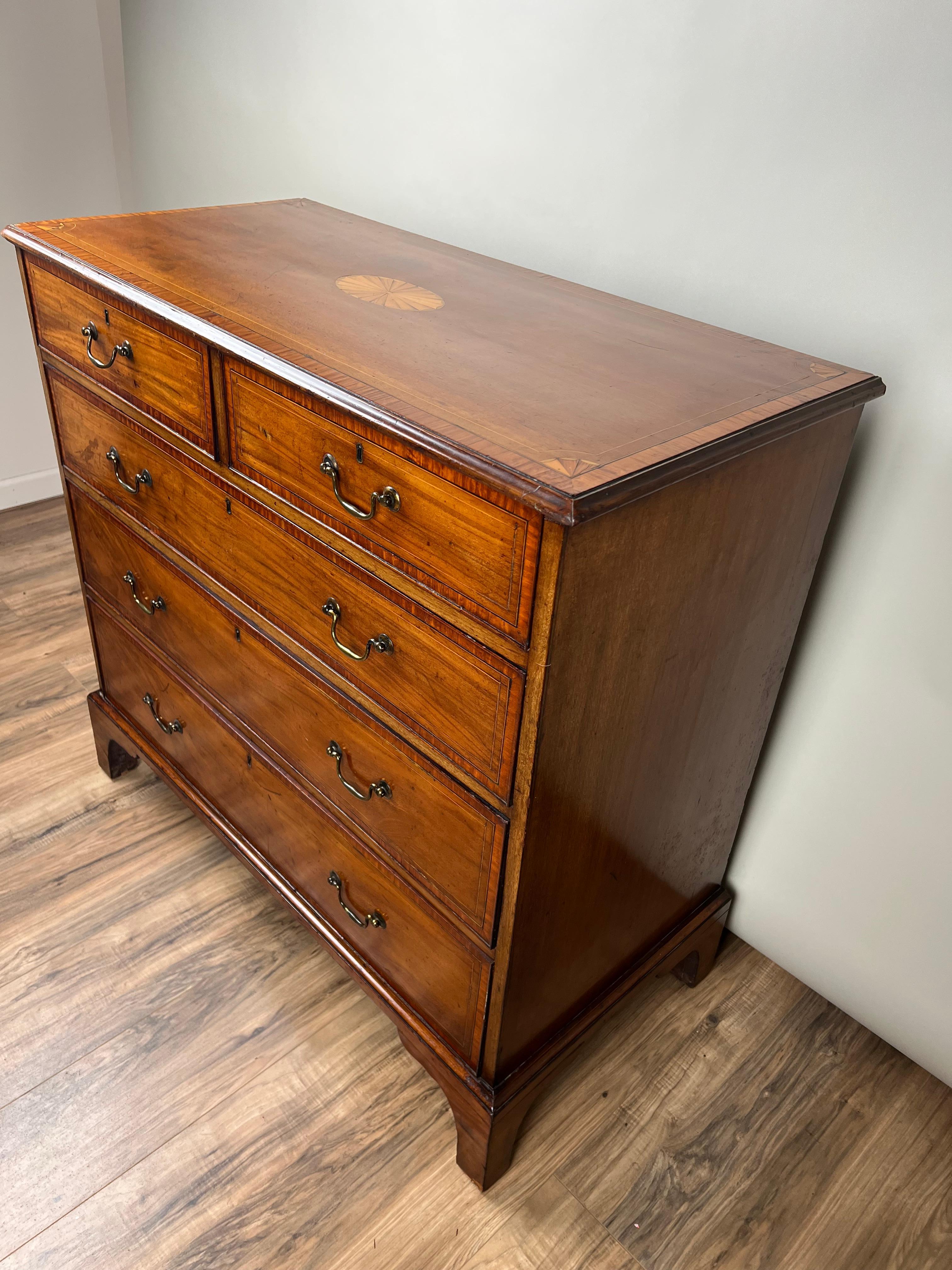 Ancienne commode George III en acajou bordée de bandes, deux sur trois, vers 1800 Bon état - En vente à Westfield, MA