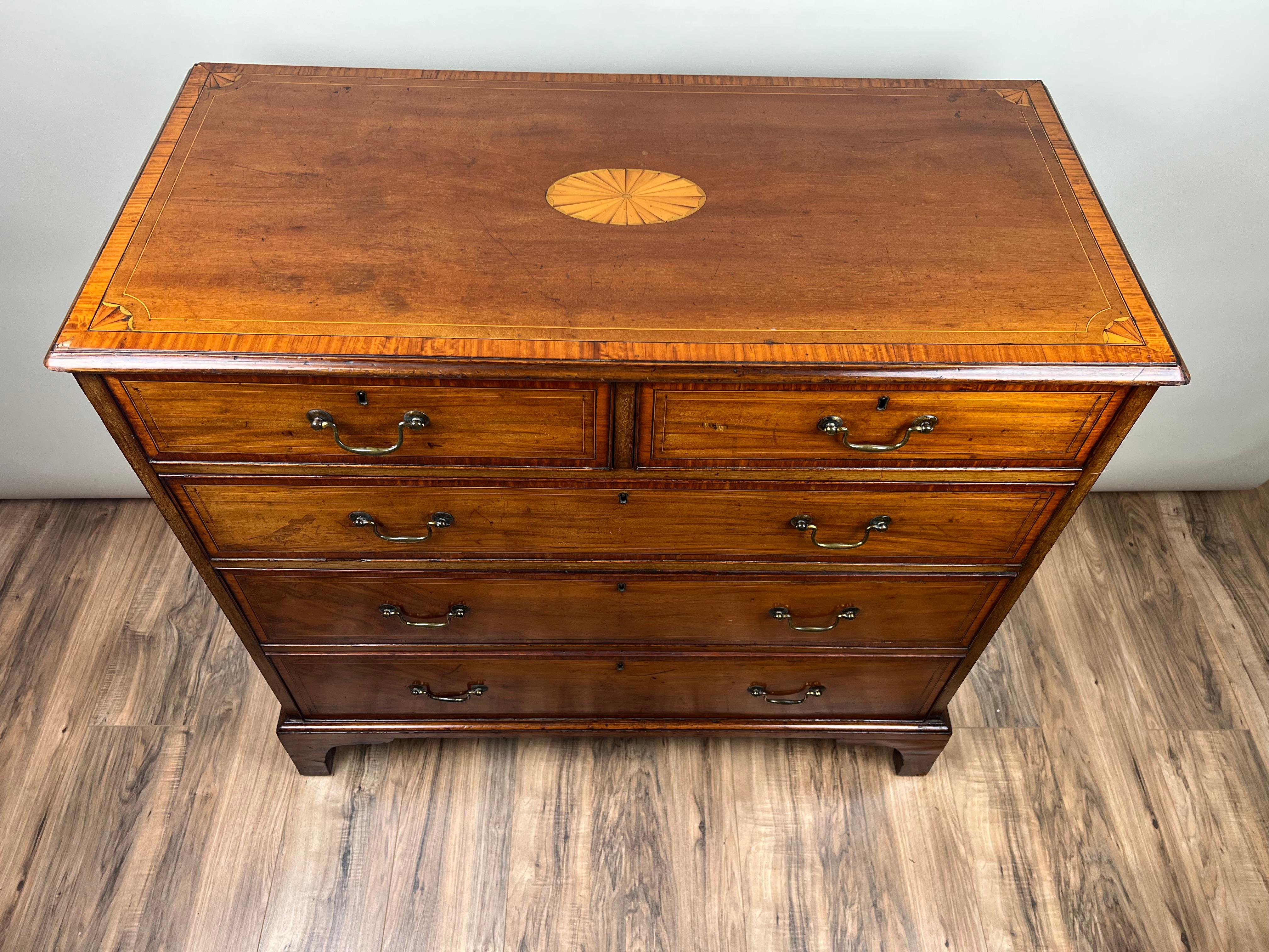 Début du XIXe siècle Ancienne commode George III en acajou bordée de bandes, deux sur trois, vers 1800 en vente