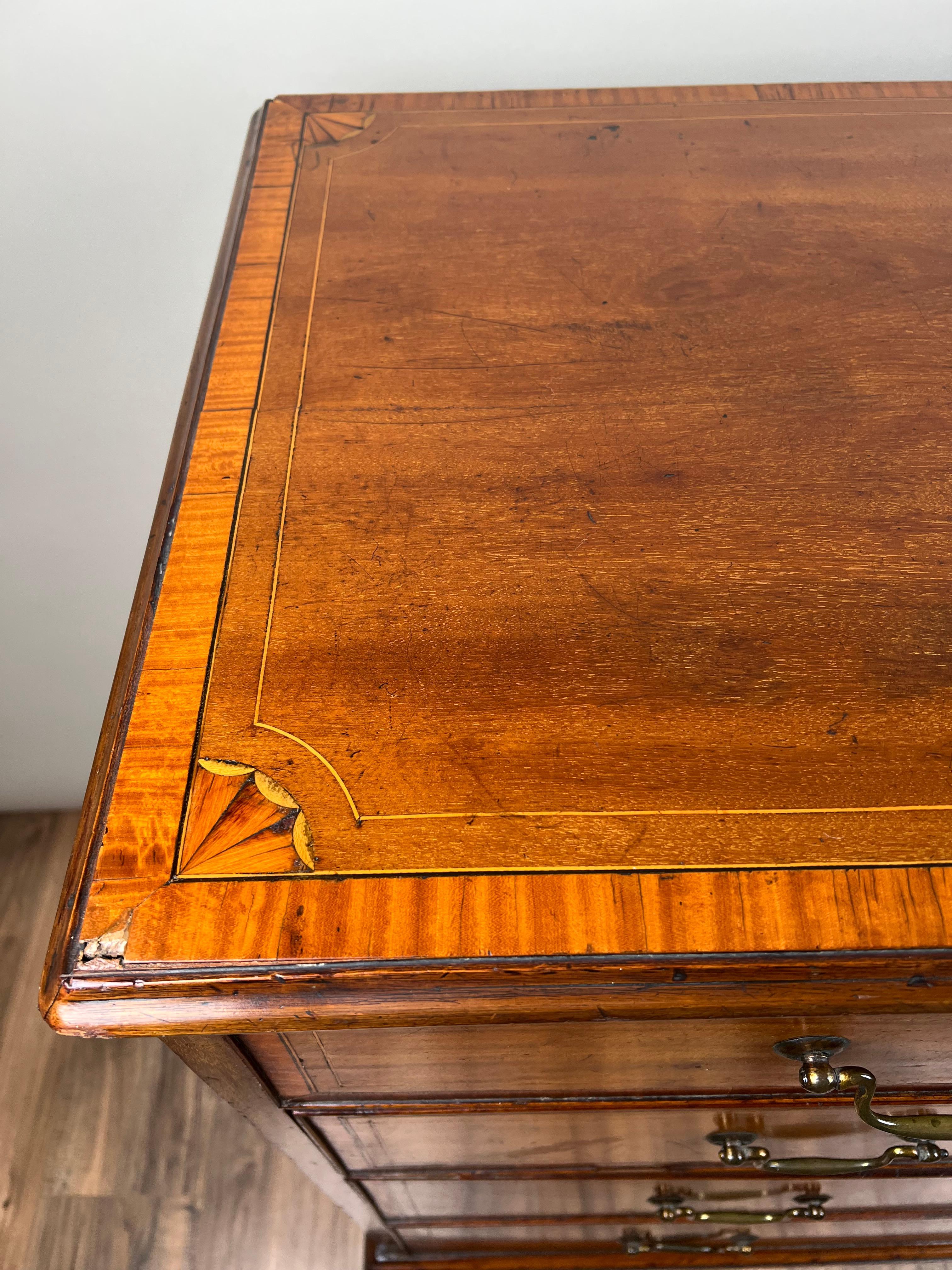 Bois de violette Ancienne commode George III en acajou bordée de bandes, deux sur trois, vers 1800 en vente