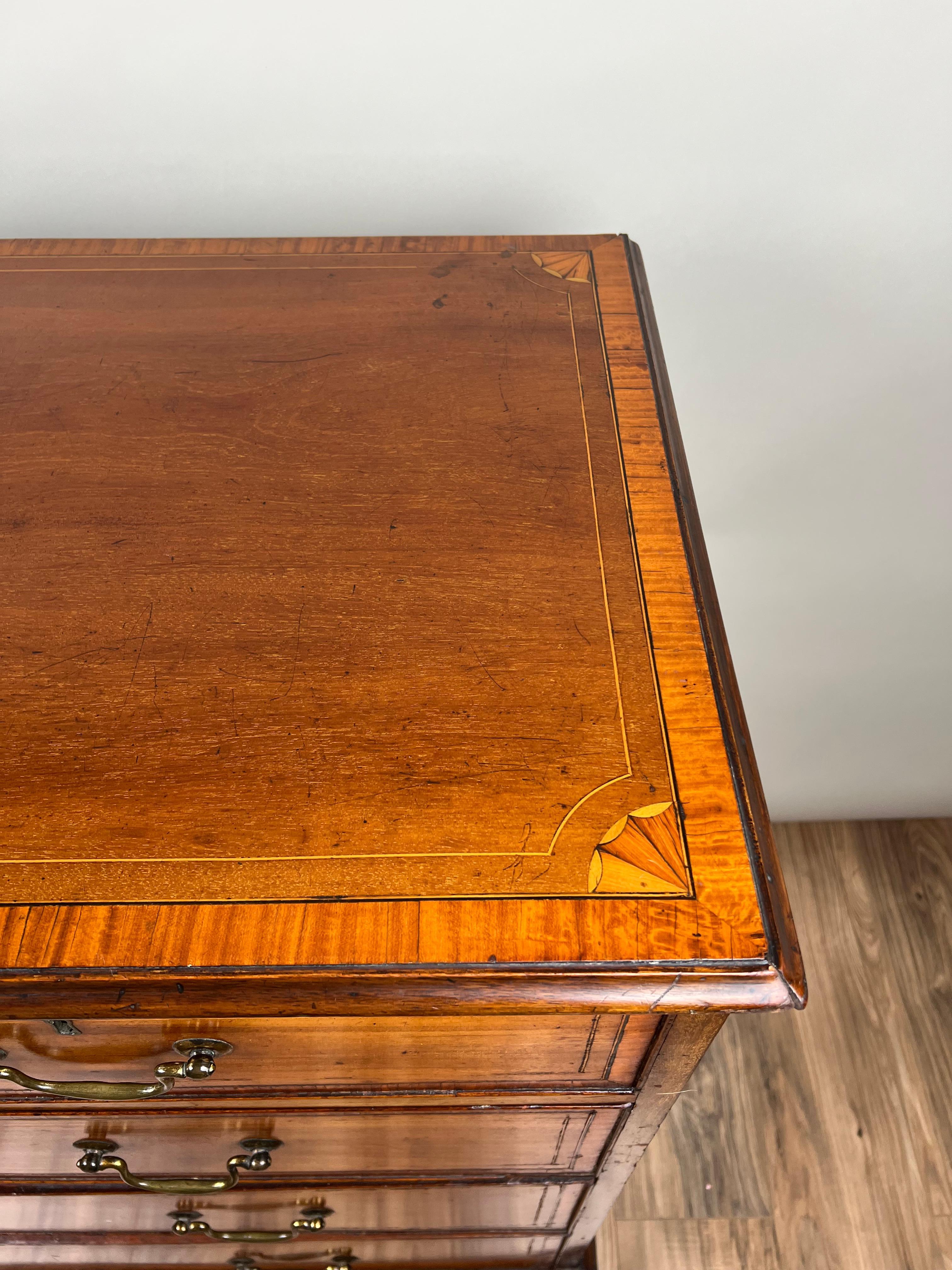 Ancienne commode George III en acajou bordée de bandes, deux sur trois, vers 1800 en vente 1