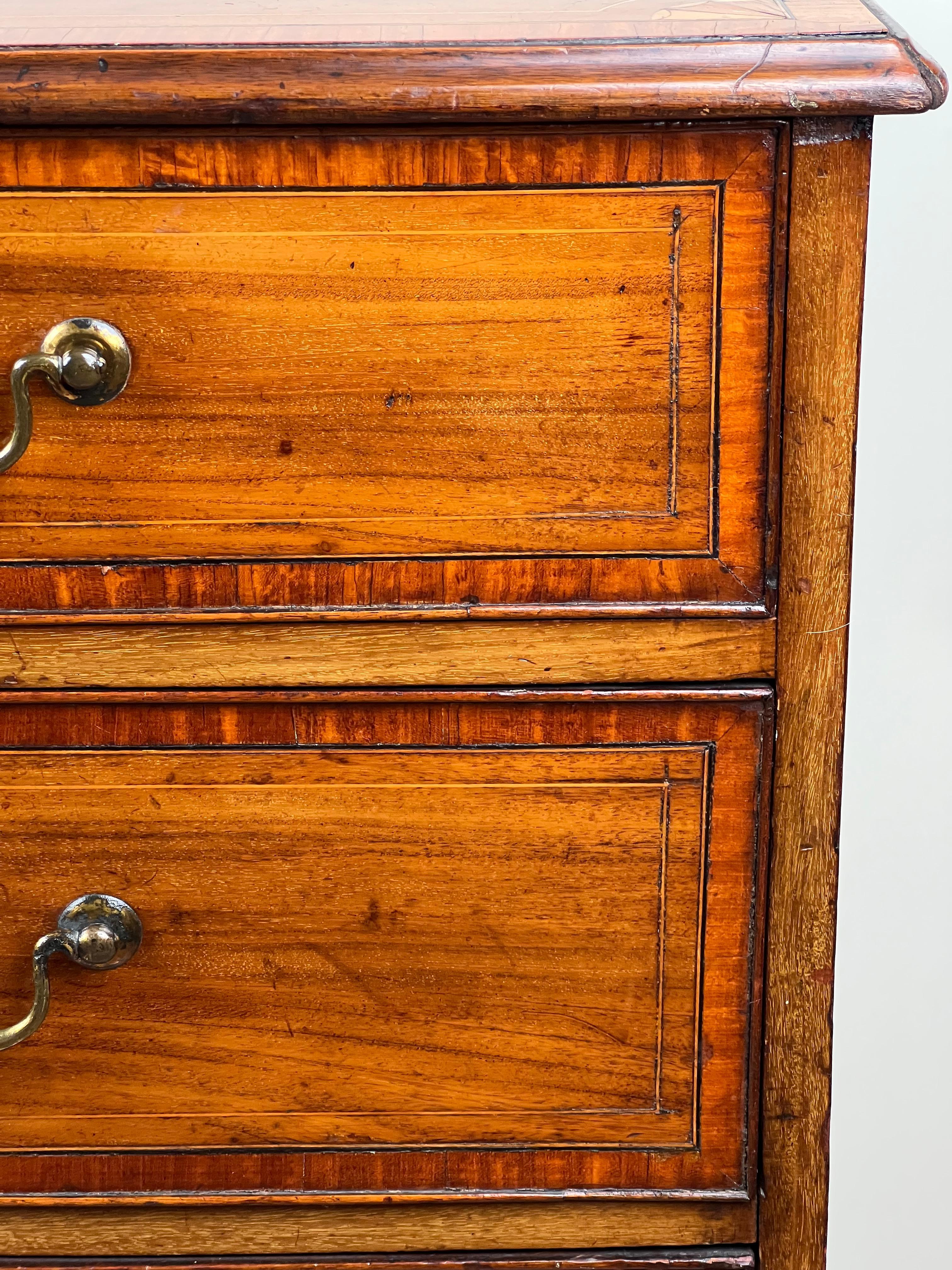 Ancienne commode George III en acajou bordée de bandes, deux sur trois, vers 1800 en vente 2