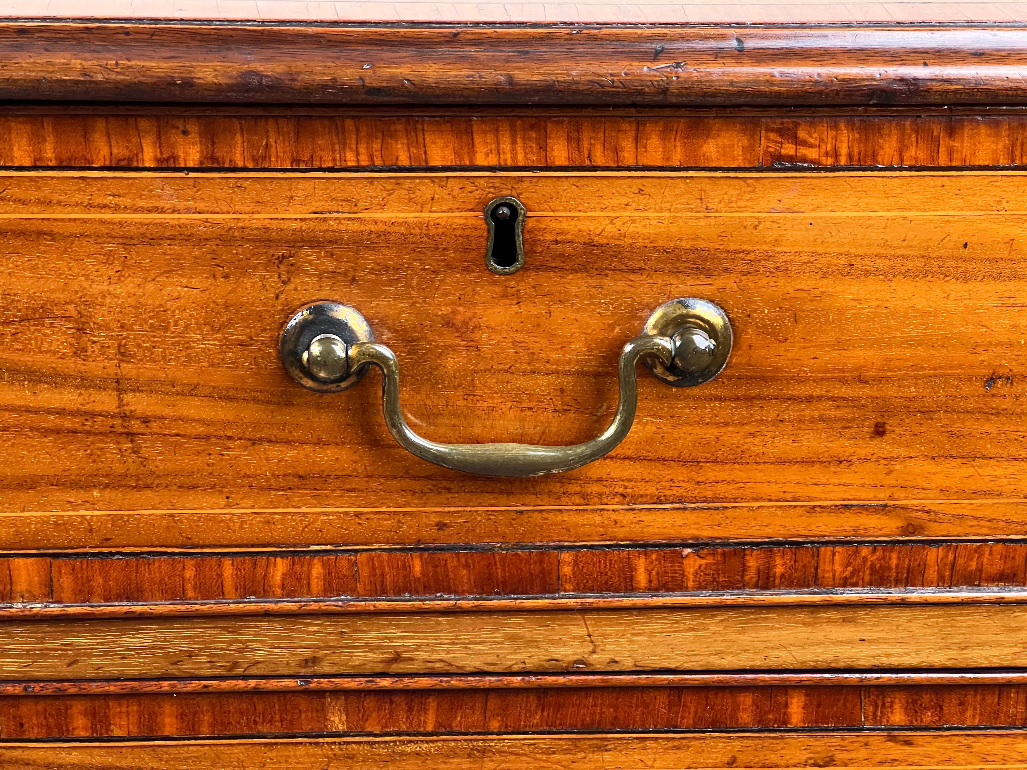 Ancienne commode George III en acajou bordée de bandes, deux sur trois, vers 1800 en vente 3