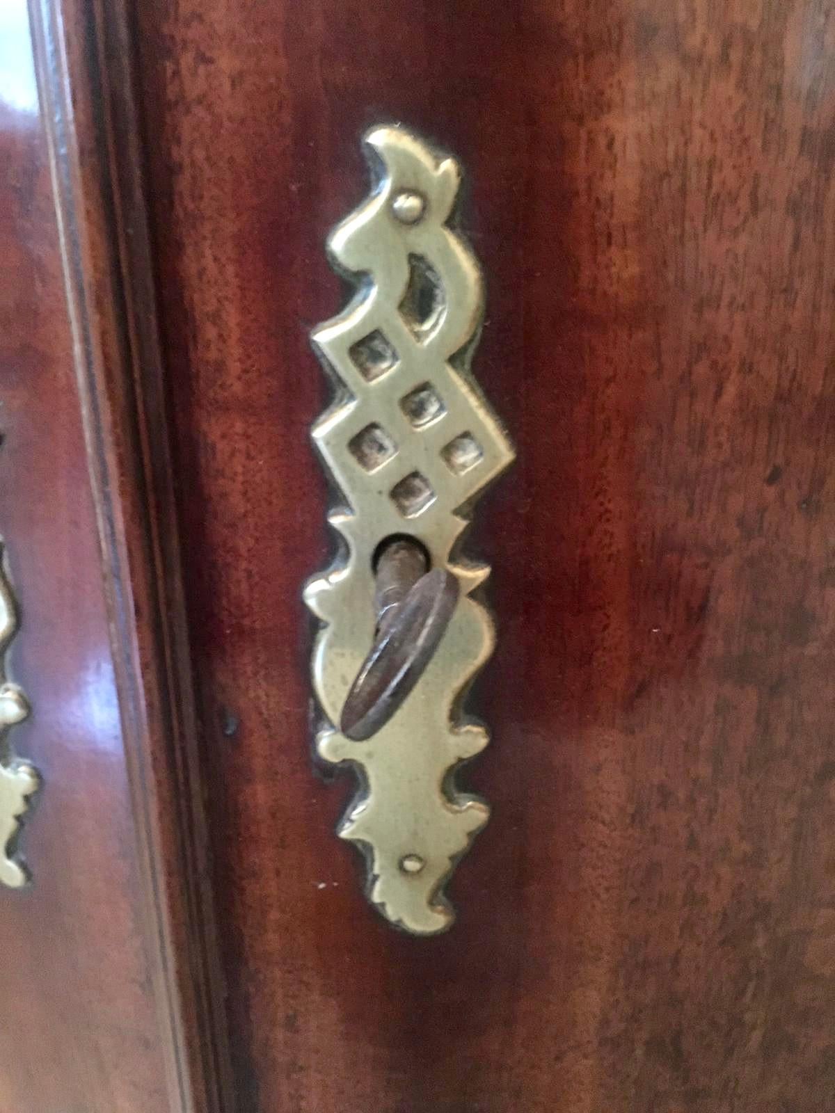 Antiguo armario esquinero de caoba con arcos colgantes Jorge III Inglés en venta
