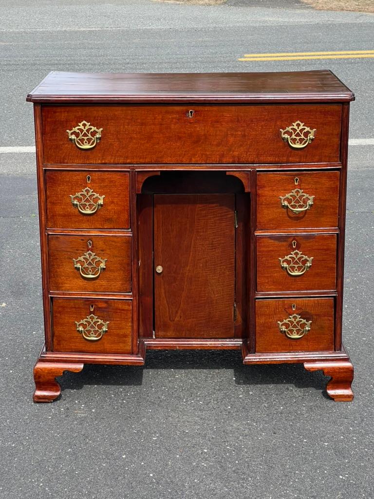 English Antique George III Mahogany Kneehole Desk c. Late 18th Century For Sale