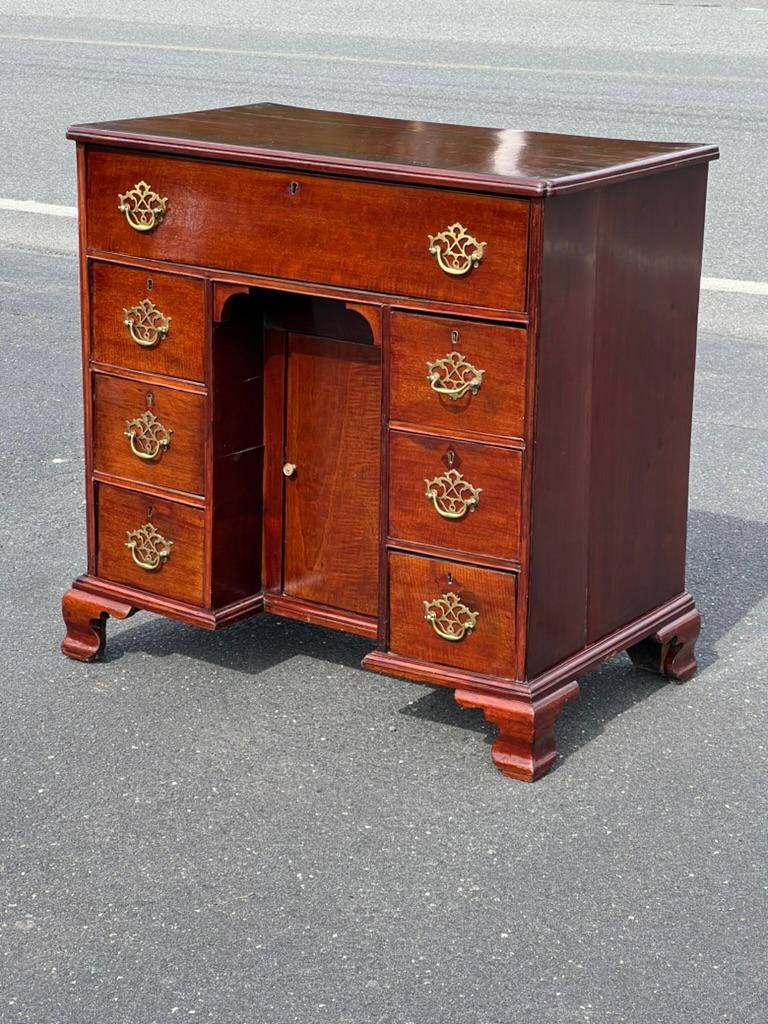 Antique George III Mahogany Kneehole Desk c. Late 18th Century In Good Condition For Sale In Westfield, MA