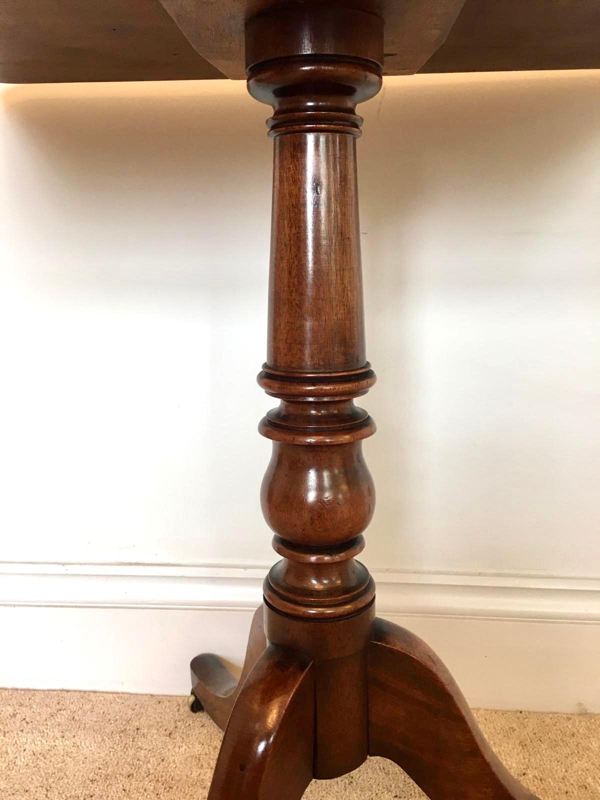 English Antique George III Mahogany Lamp/ Table For Sale
