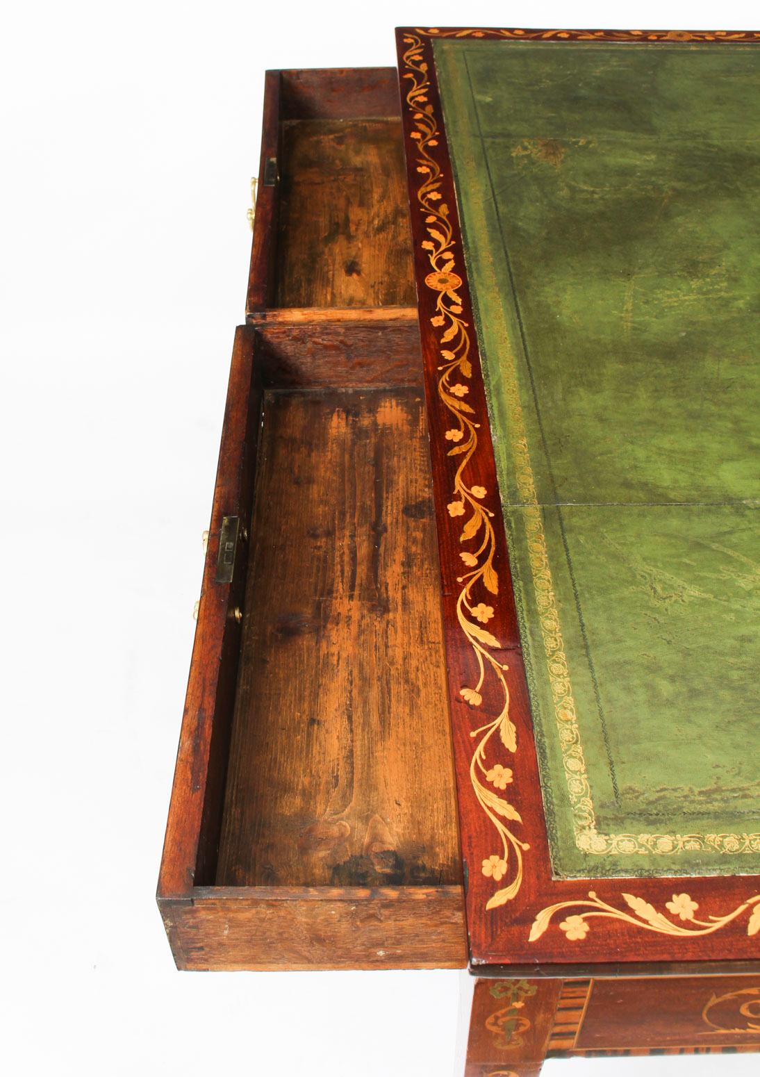 Il s'agit d'une belle table de bibliothèque ancienne de George III en acajou et marqueterie, datant d'environ 1780.

La table est ornée d'une magnifique marqueterie de fleurs et de rinceaux sur toute sa surface, avec des panneaux en marqueterie