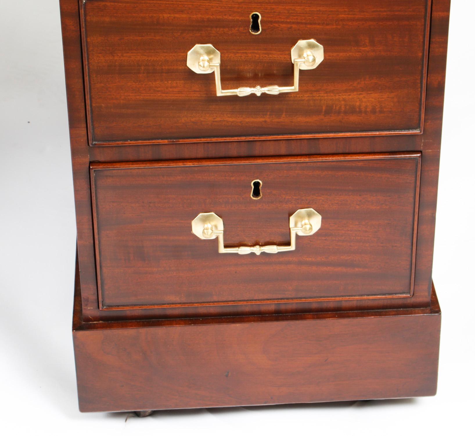 Antique George III Mahogany Pedestal Desk, 18th Century 3