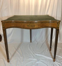 Ancienne table d'appoint anglaise serpentine en acajou de style George III