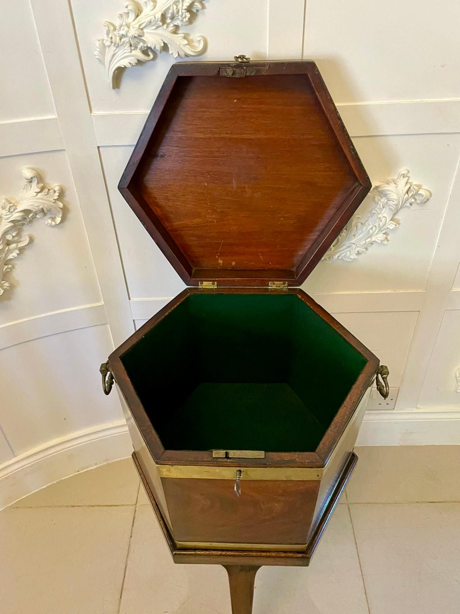 Ein feiner Weinkühler/Lampentisch aus Mahagoni aus dem späten 18. Jahrhundert in der eleganten Form eines Sarkophags, der auf seinem ursprünglichen, spitz zulaufenden Sockel ruht. Der wohlgeformte Mahagonikorpus weist eine satte Farbe und eine feine