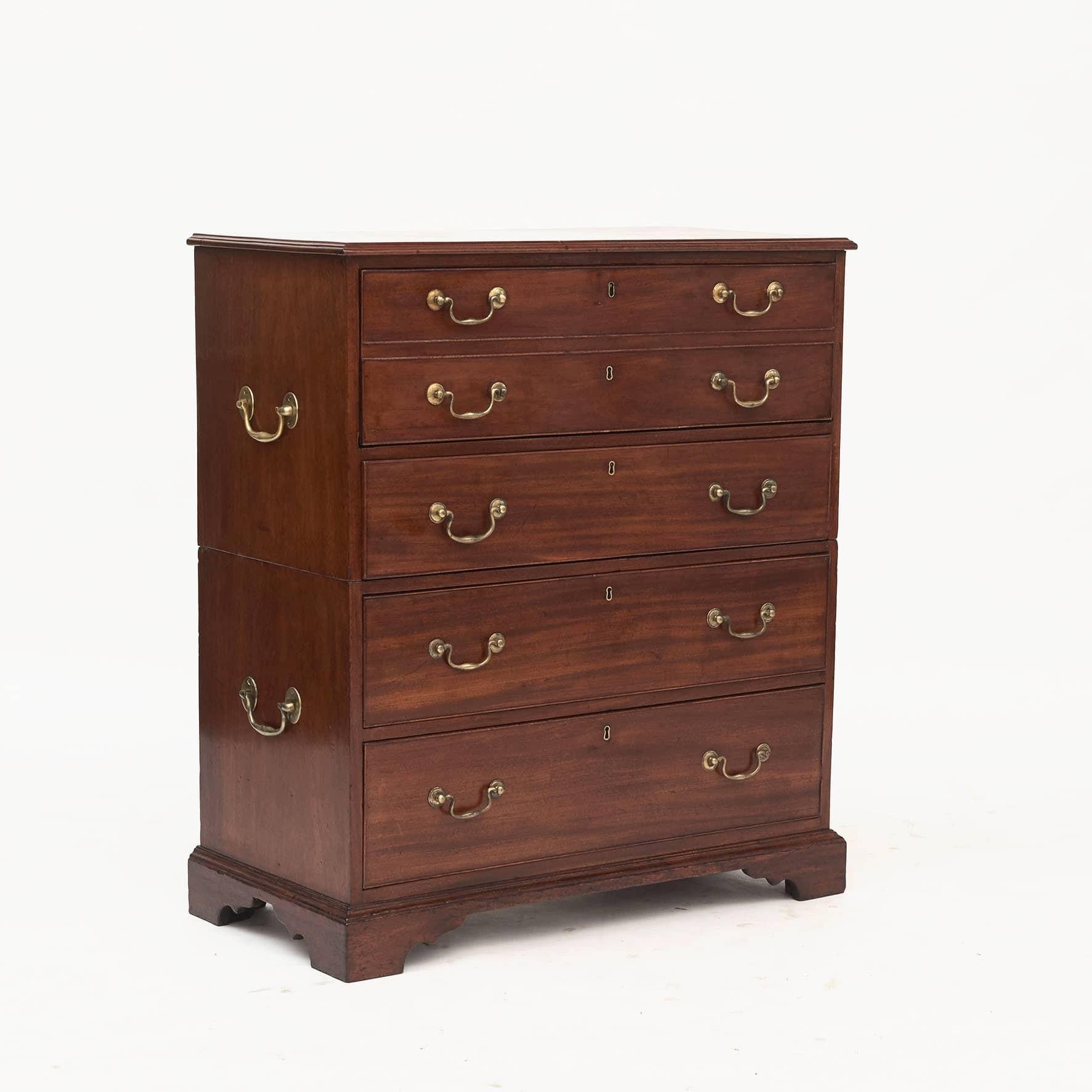 George III Military Chest in 2 parts with writing decor.
Made of solid mahogany with carry handles on both sides.
5 drawers of which the two top drawers are faux drawers containing a writing plate and numerous small drawers and