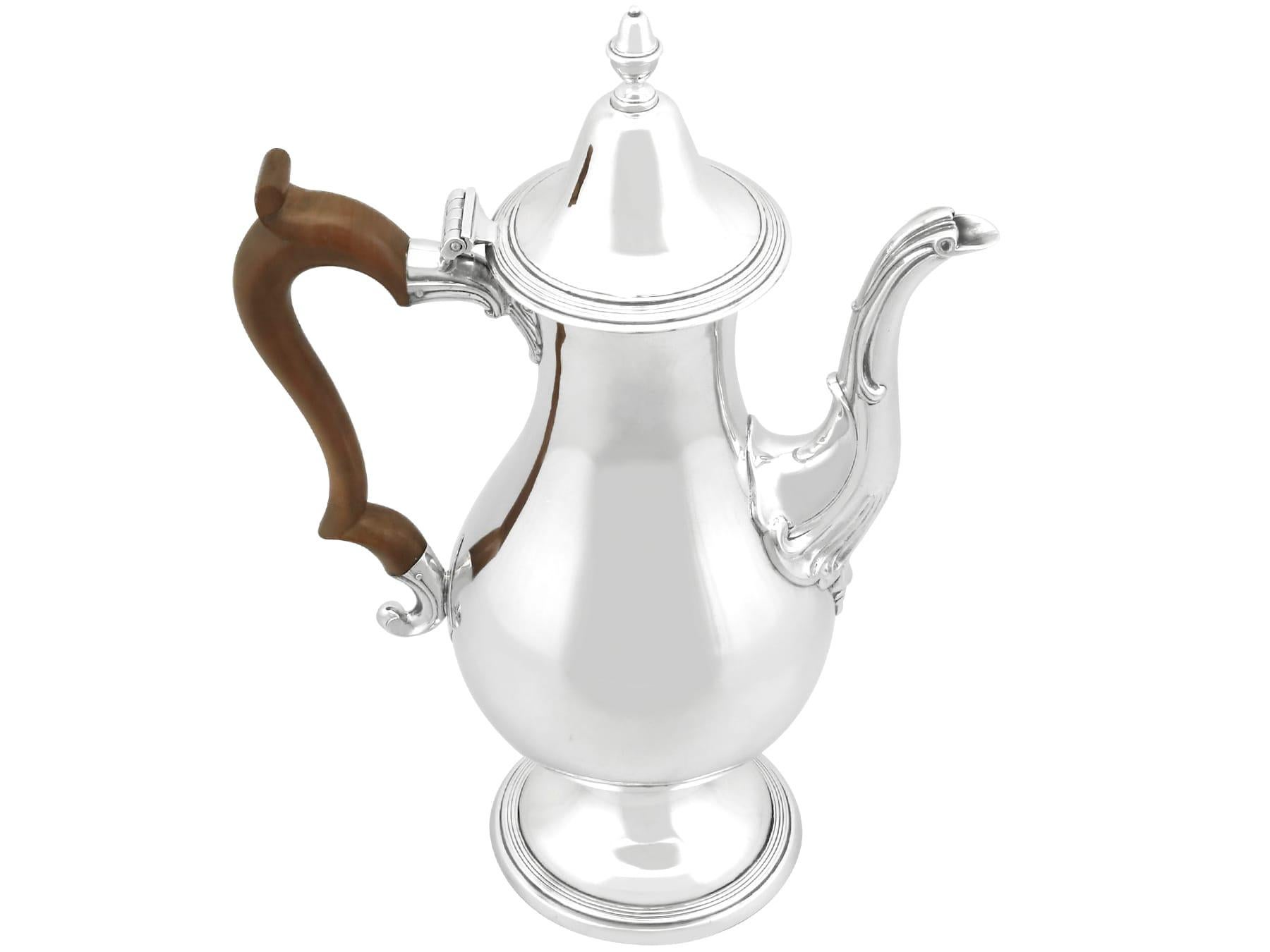 An exceptional, fine and impressive antique George III Newcastle sterling silver coffee pot; an addition to our Georgian silverware collection.

This exceptional antique George III Newcastle sterling silver coffee pot has a plain baluster form to a