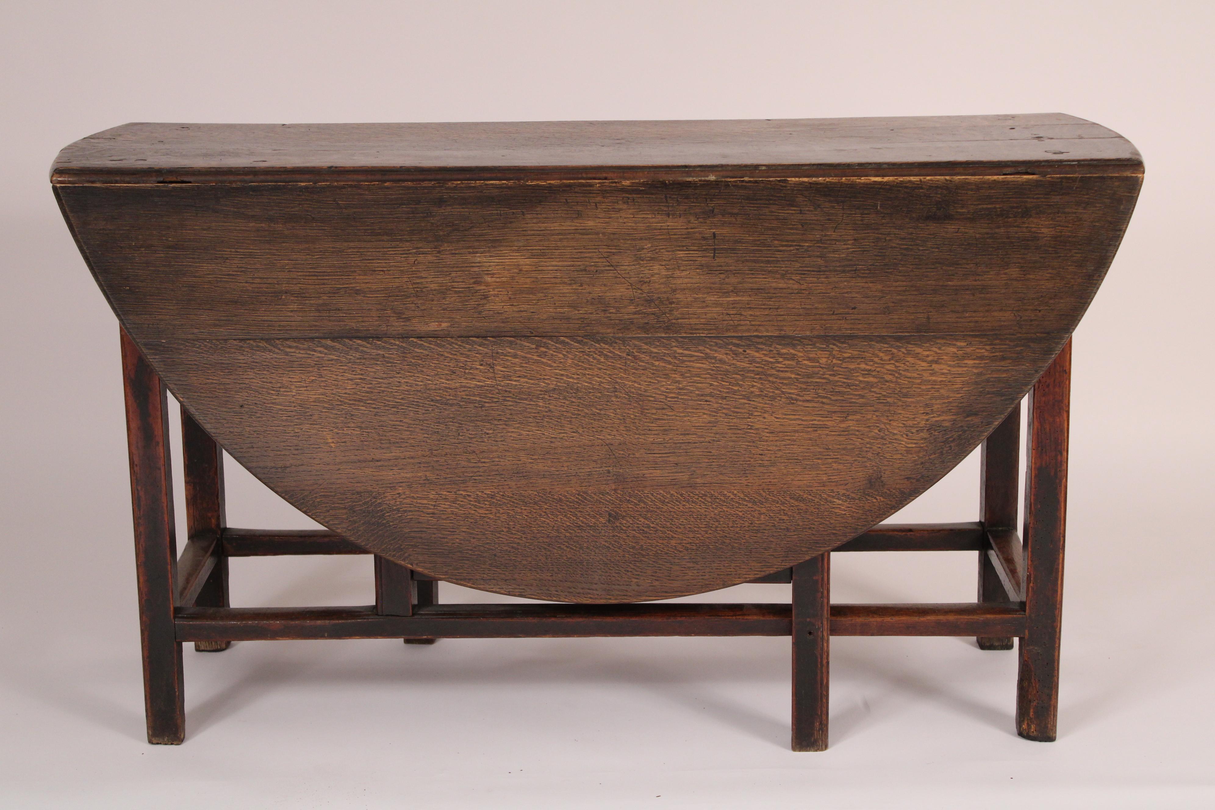 Table ancienne en chêne anglais de style George III, début du 19e siècle. Les tiroirs sont partiellement assemblés par tenons et mortaises et assemblés à la main en queue d'aronde. 