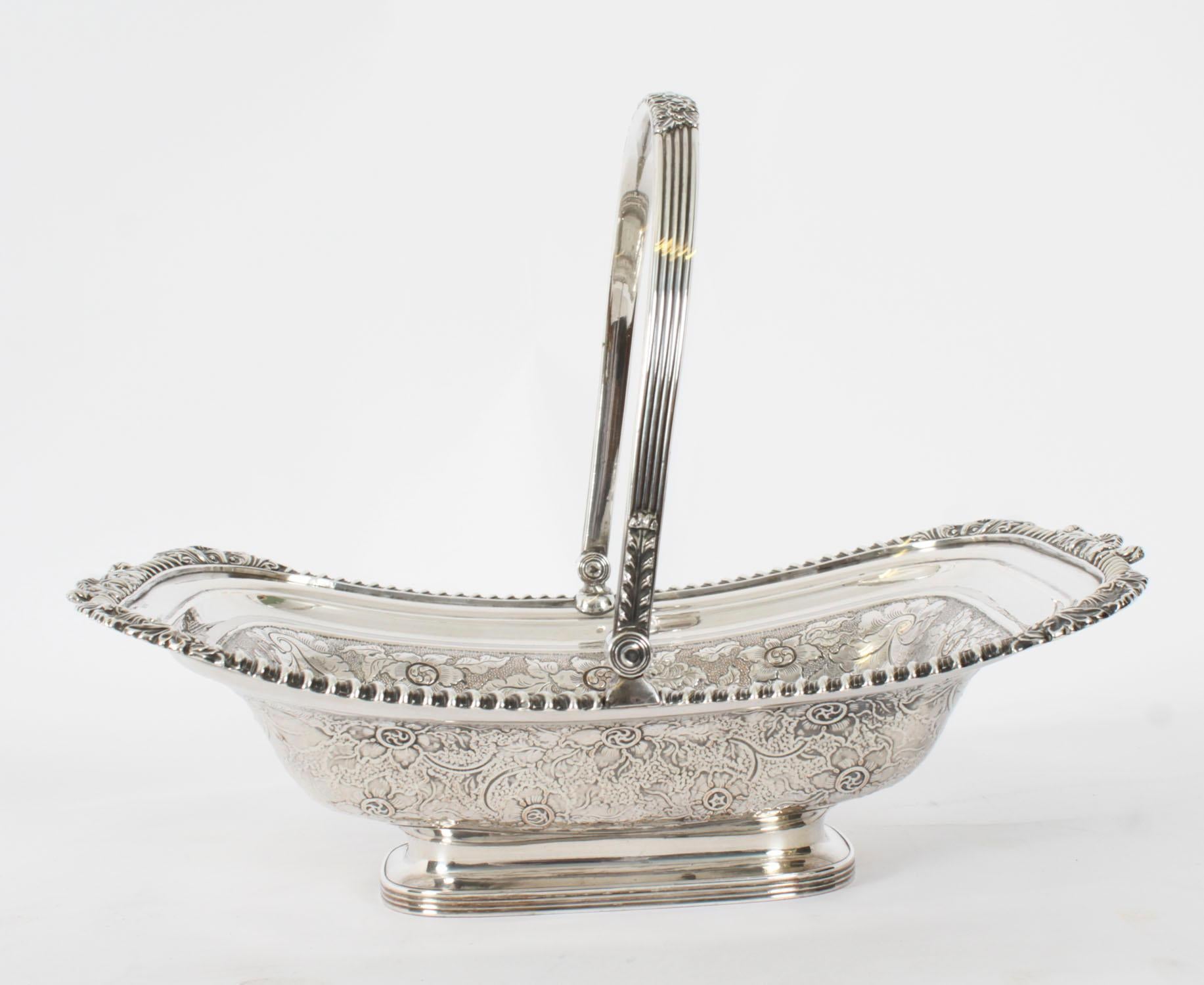 Si tratta di un favoloso cestino per il pane e il piatto da frutta in rame di epoca neoclassica George III Old Sheffield, datato circa 1810.

Il cesto rettangolare con manico oscillante è caratterizzato da un corpo inciso di gusto neoclassico con