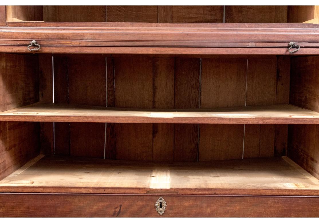 Una grande cassettiera d'epoca georgiana di ottima fattura con cassetti a coda di rondine, frontone spezzato in grassetto, rientro centrale estraibile, tiretti e scanalature foliate e finissimi dettagli a traforo e a dentello sugli angoli anteriori
