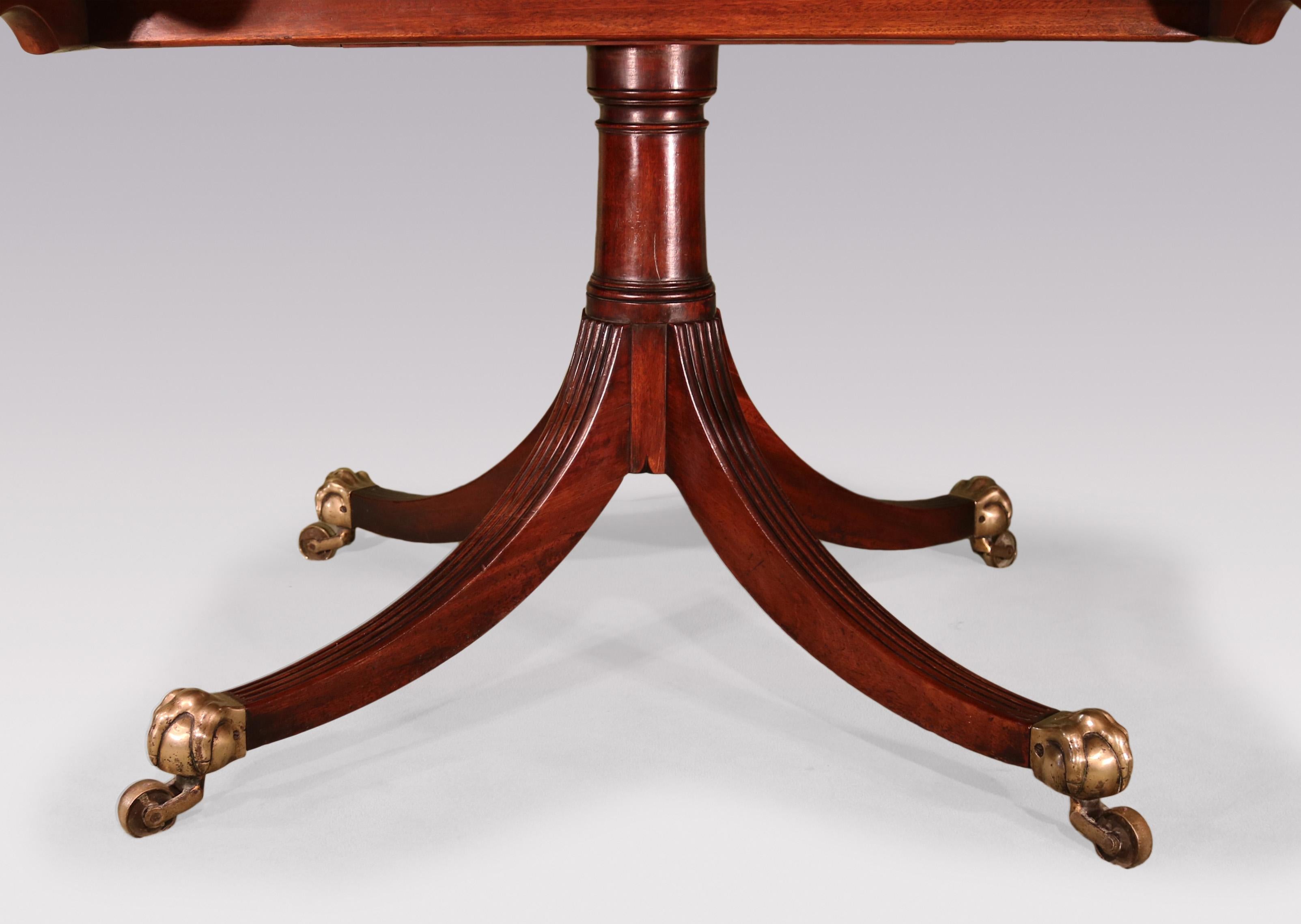 Mahogany Antique George III period figured mahogany oval breakfast table For Sale