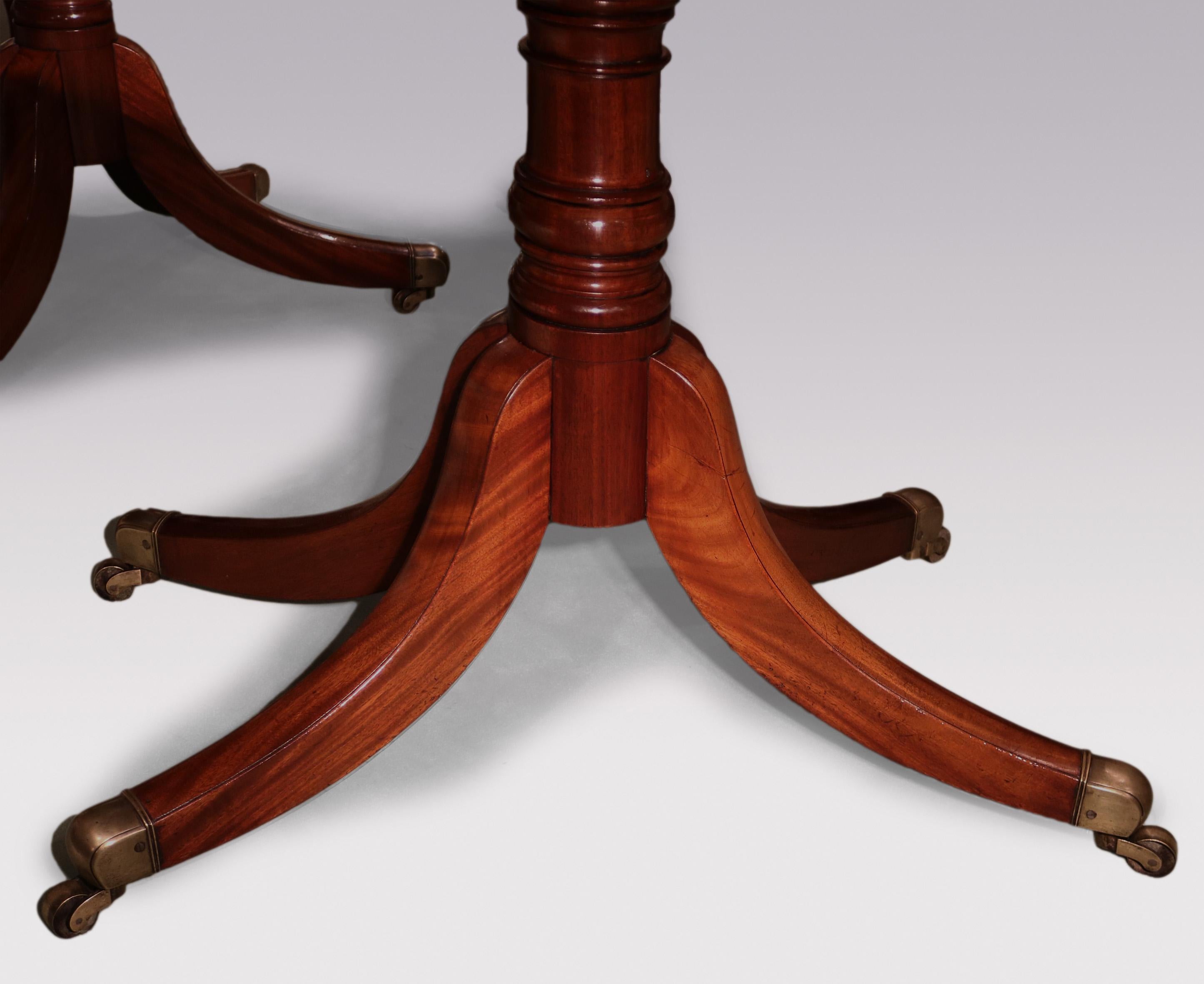 Antique George III period figured mahogany three pillar dining table In Good Condition In London, GB