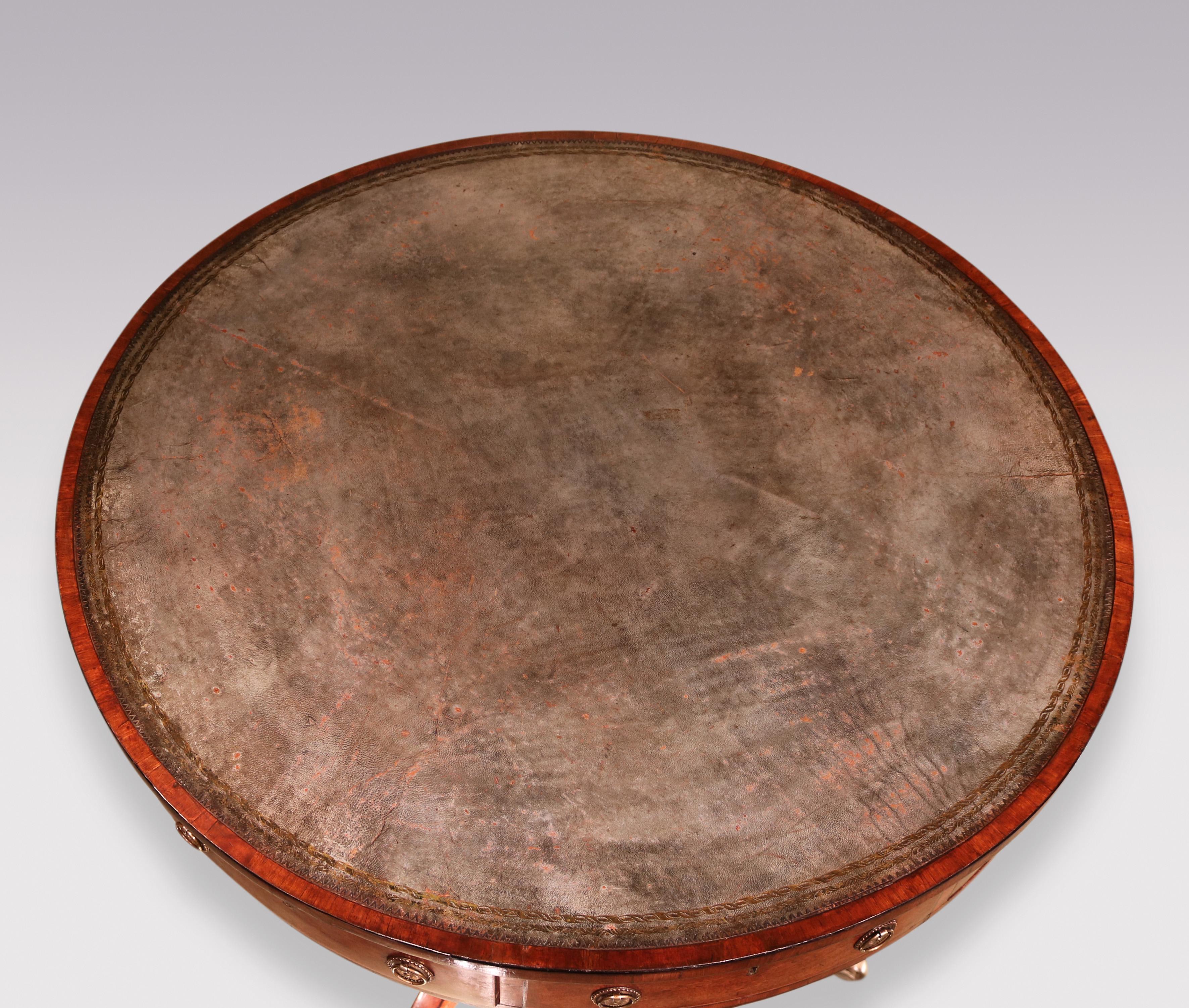 Table à tambour rotative en acajou d'époque George III, avec un plateau en cuir doré et usé, incrusté d'ébène sur toute la surface, avec 4 vrais tiroirs et 4 tiroirs factices sur la frise, tous incrustés de buis et d'ébène avec des divisions de