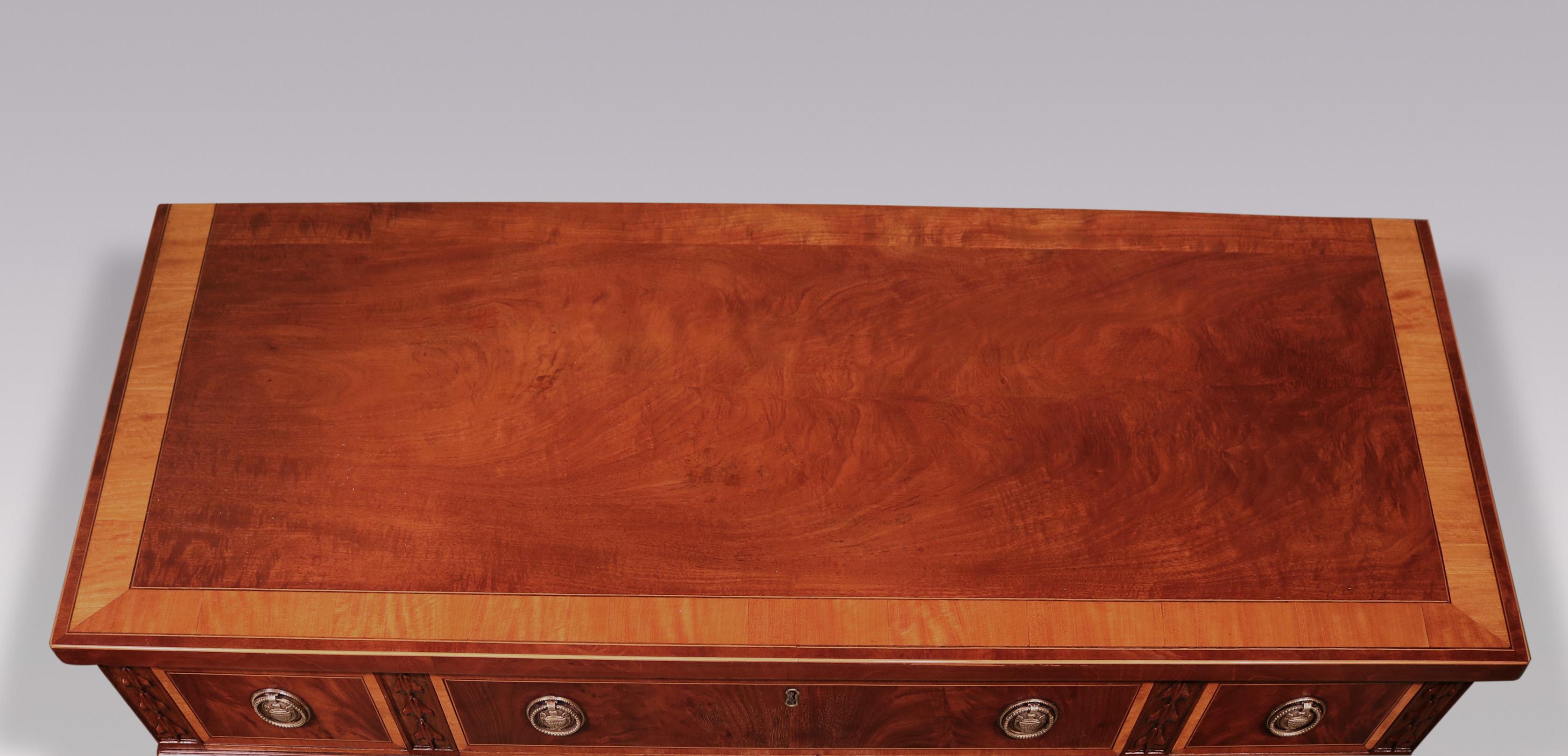 Antiker Beistelltisch aus Mahagoni und Satinholz aus der George-III-Periode (Hepplewhite) im Angebot