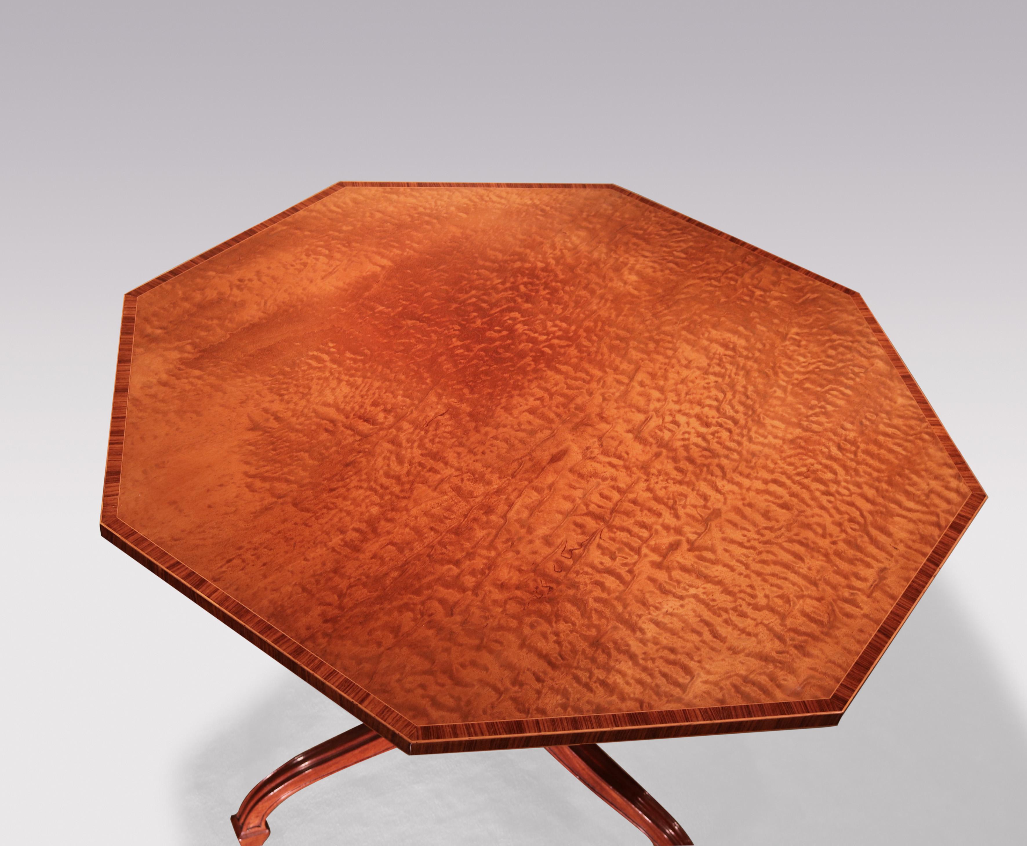 Table centrale inhabituelle de la fin du XVIIIe siècle de la période Hepplewhite, avec un plateau octogonal en acajou et en bois de roi, surmonté d'une tige torsadée en spirale se terminant par une base tripode cannelée en forme de parapluie