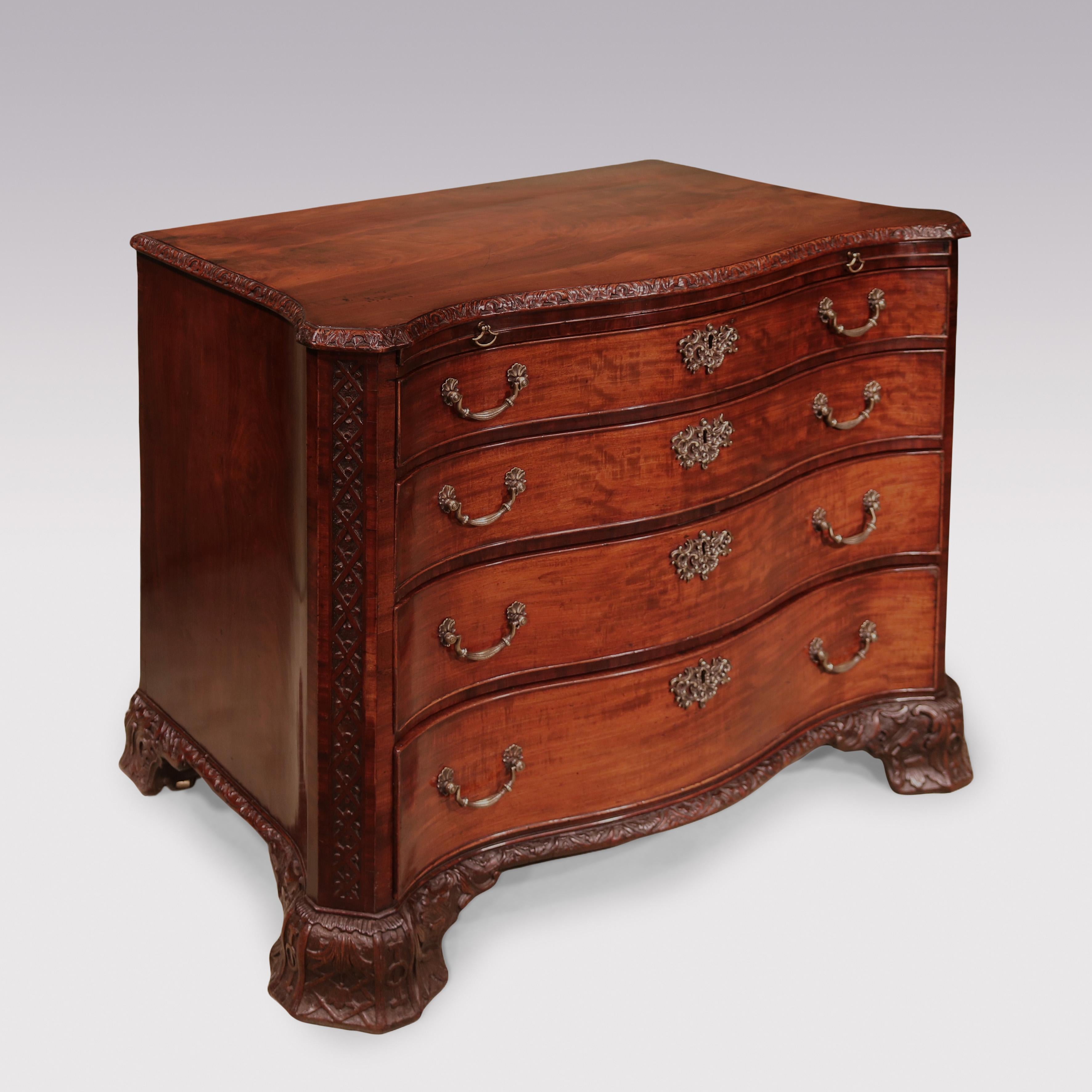 Très belle commode serpentine en acajou de la période Chippendale du milieu du XVIIIe siècle, avec un plateau sculpté à coins cannelés, au-dessus d'une glissière de brossage et de quatre tiroirs gradués en forme de cocarde, conservant les poignées
