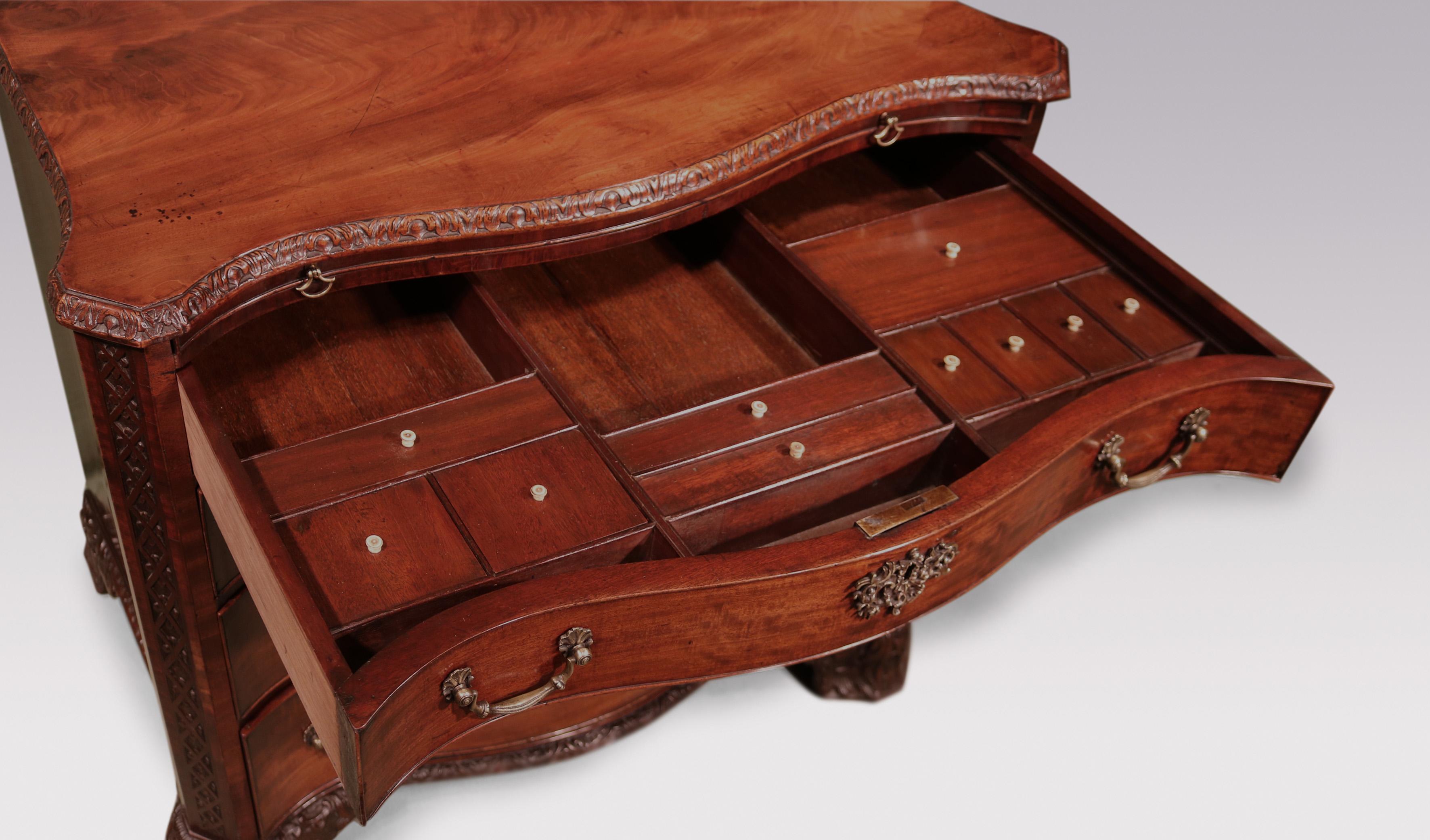 Chippendale Ancienne commode serpentine en acajou d'époque George III en vente