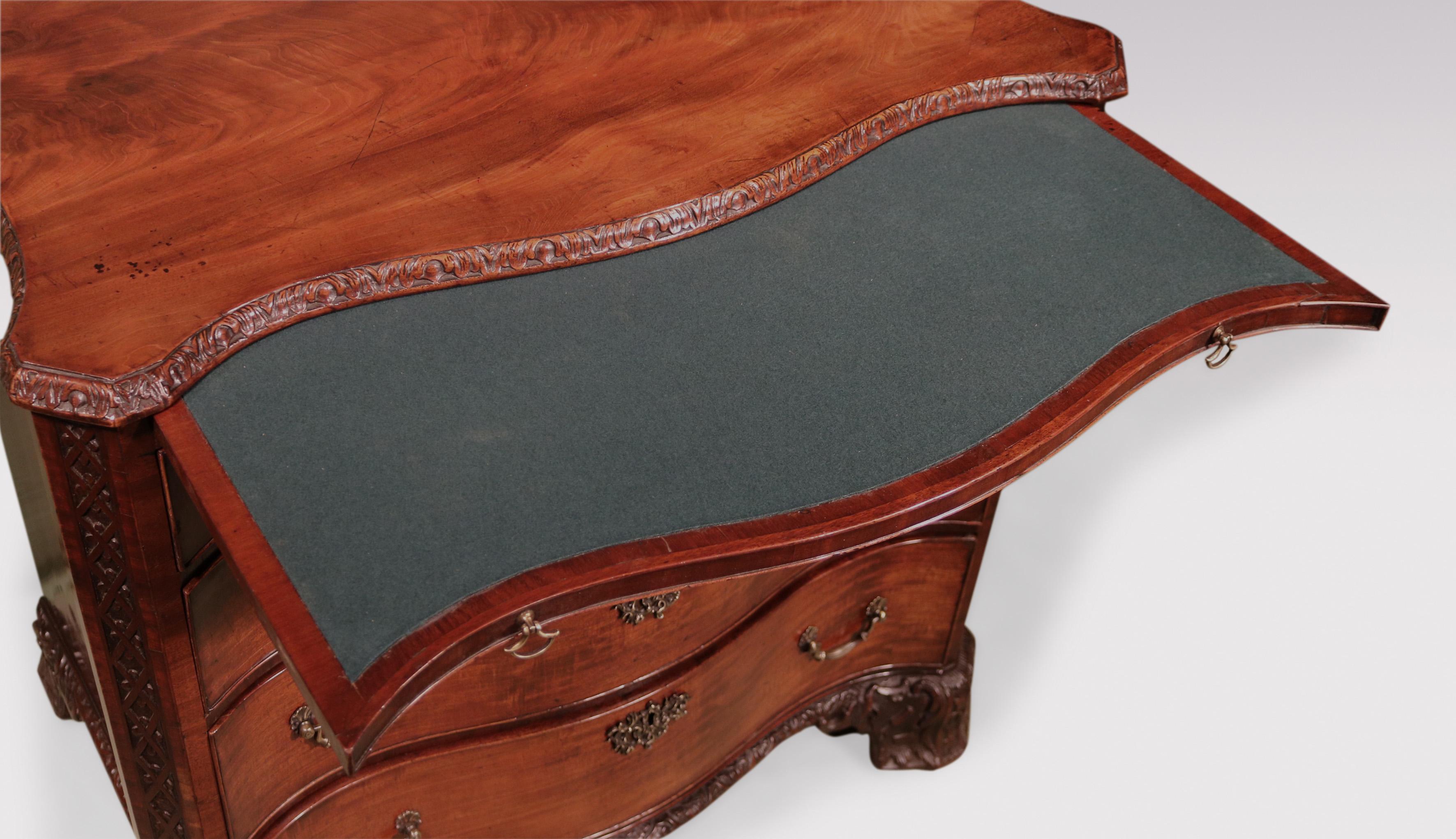 Anglais Ancienne commode serpentine en acajou d'époque George III en vente