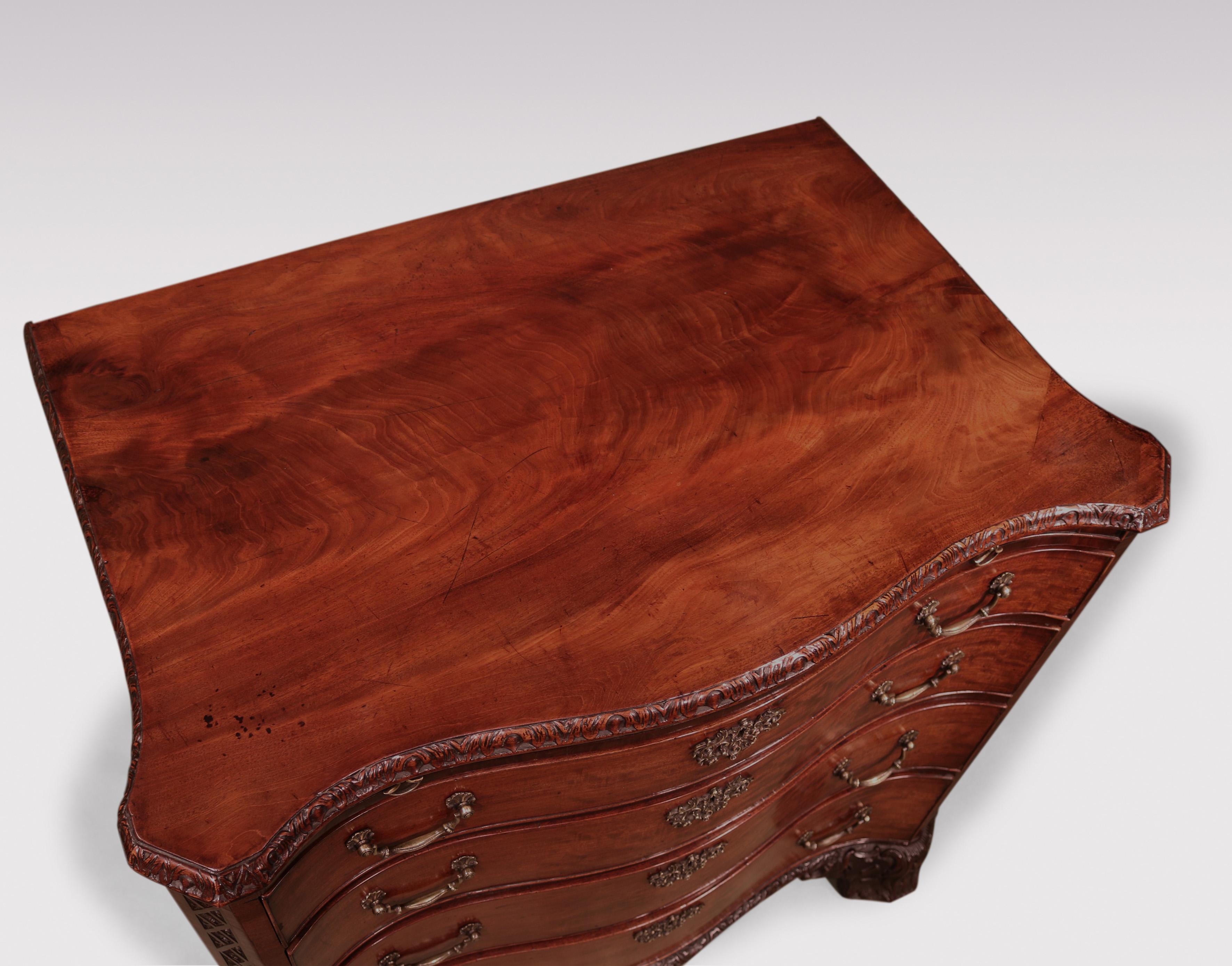 Ancienne commode serpentine en acajou d'époque George III Bon état - En vente à London, GB