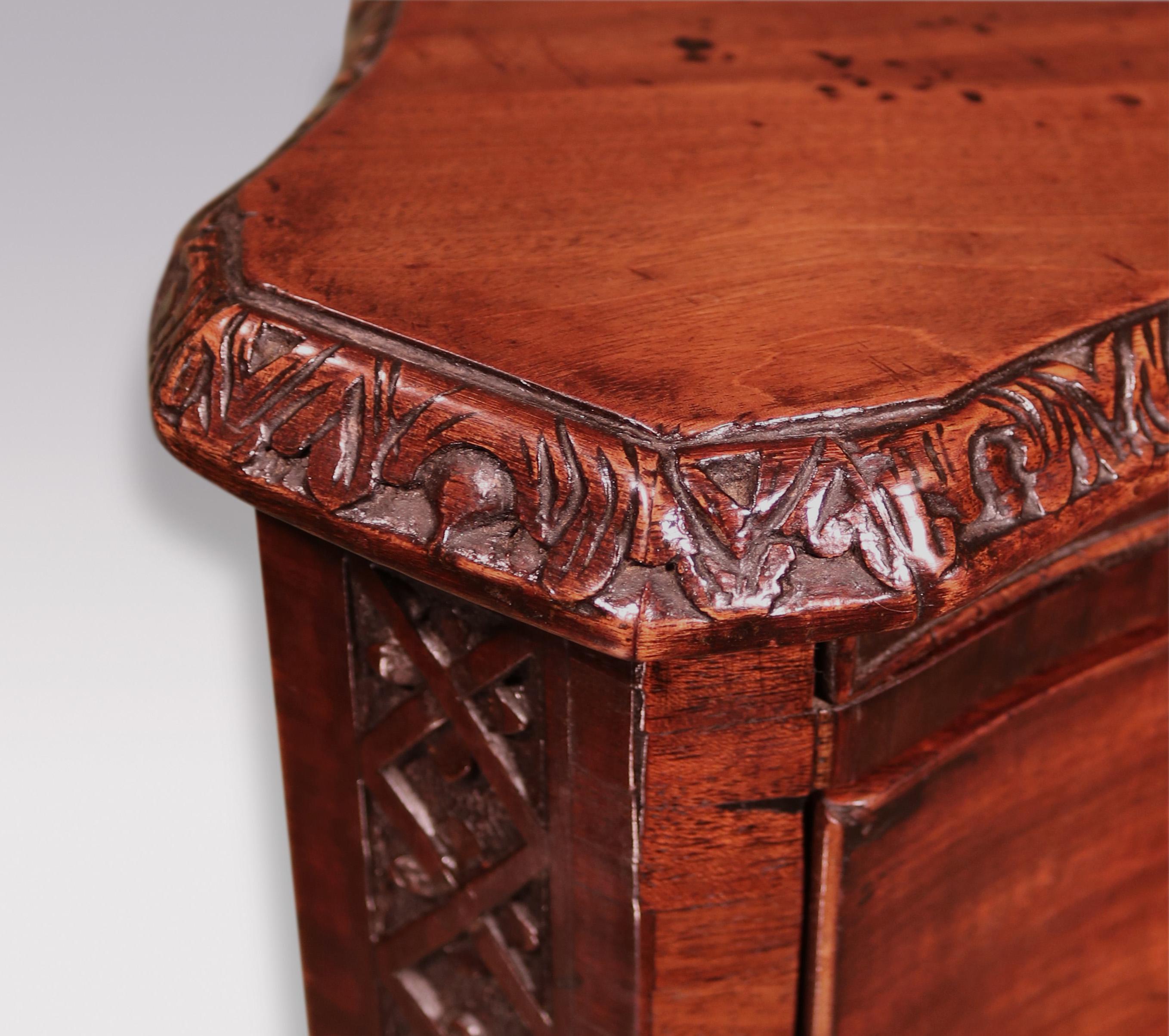 XVIIIe siècle Ancienne commode serpentine en acajou d'époque George III en vente