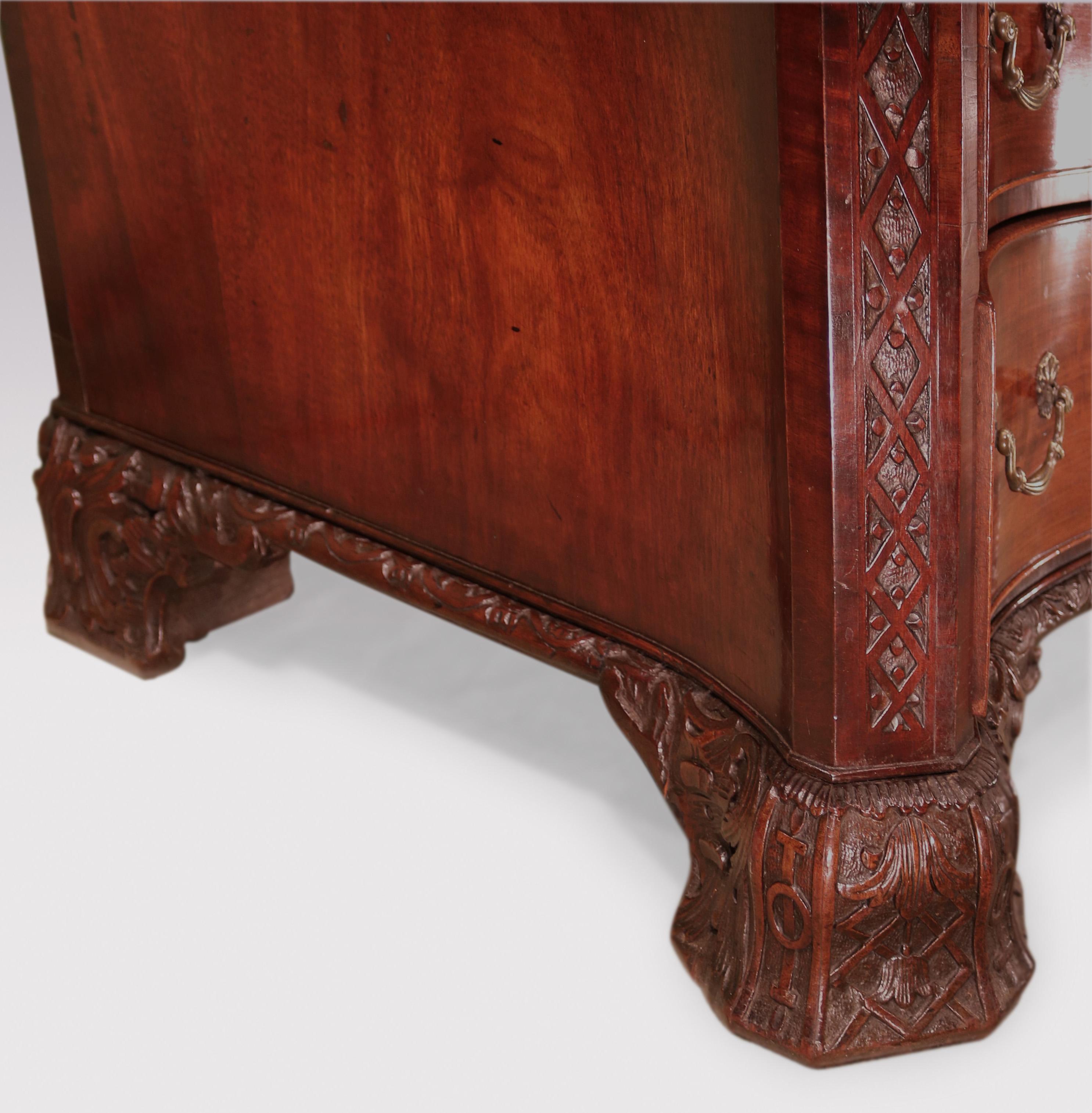 Acajou Ancienne commode serpentine en acajou d'époque George III en vente