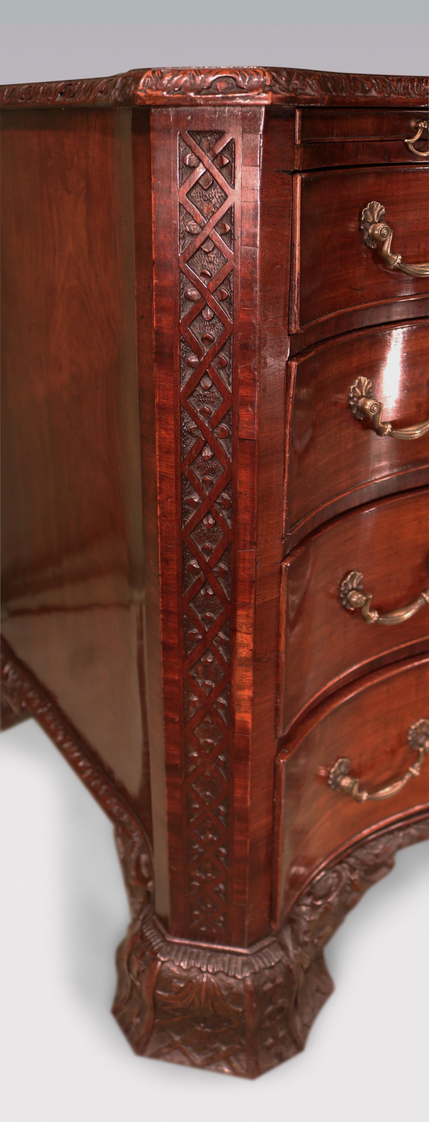 Ancienne commode serpentine en acajou d'époque George III en vente 1