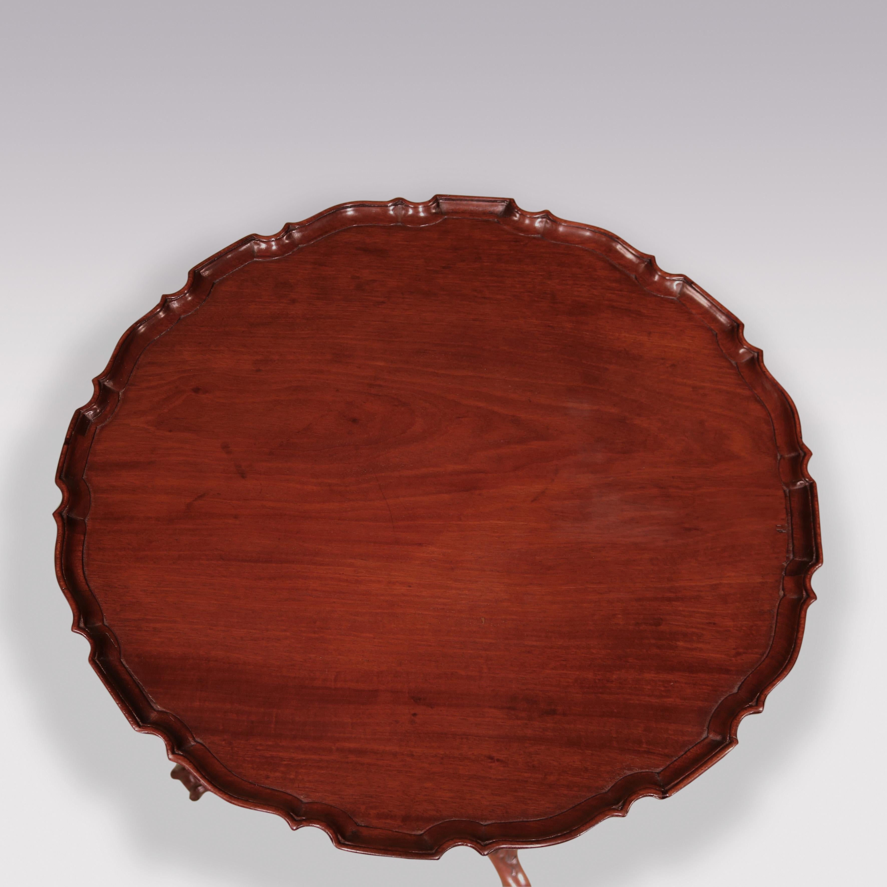Table d'appoint en acajou de la période Chippendale du milieu du XVIIIe siècle, avec un plateau circulaire bien sculpté à bord en croûte, reposant sur une tige en canon de fusil avec une sculpture en spirale, soutenue par des pieds décorés de