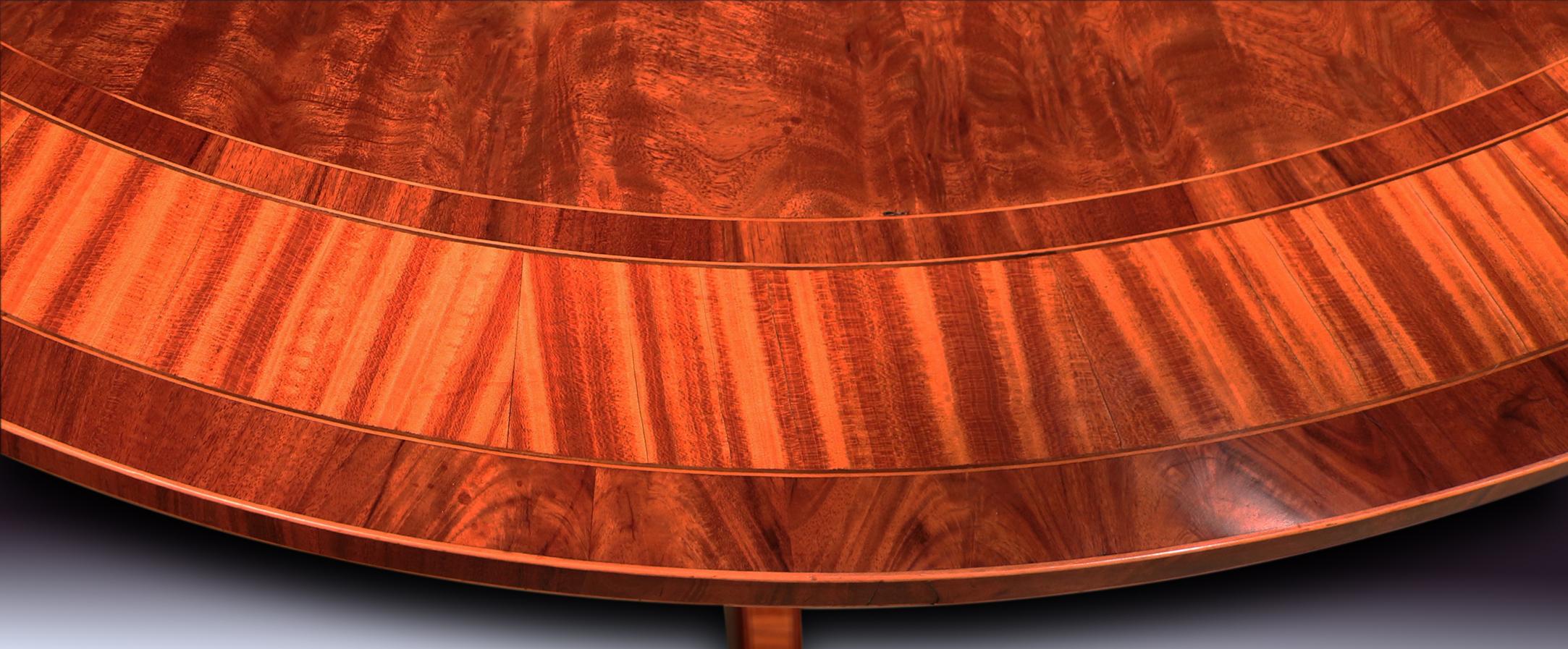 English Antique George III period oval mahogany and satinwood breakfast table For Sale