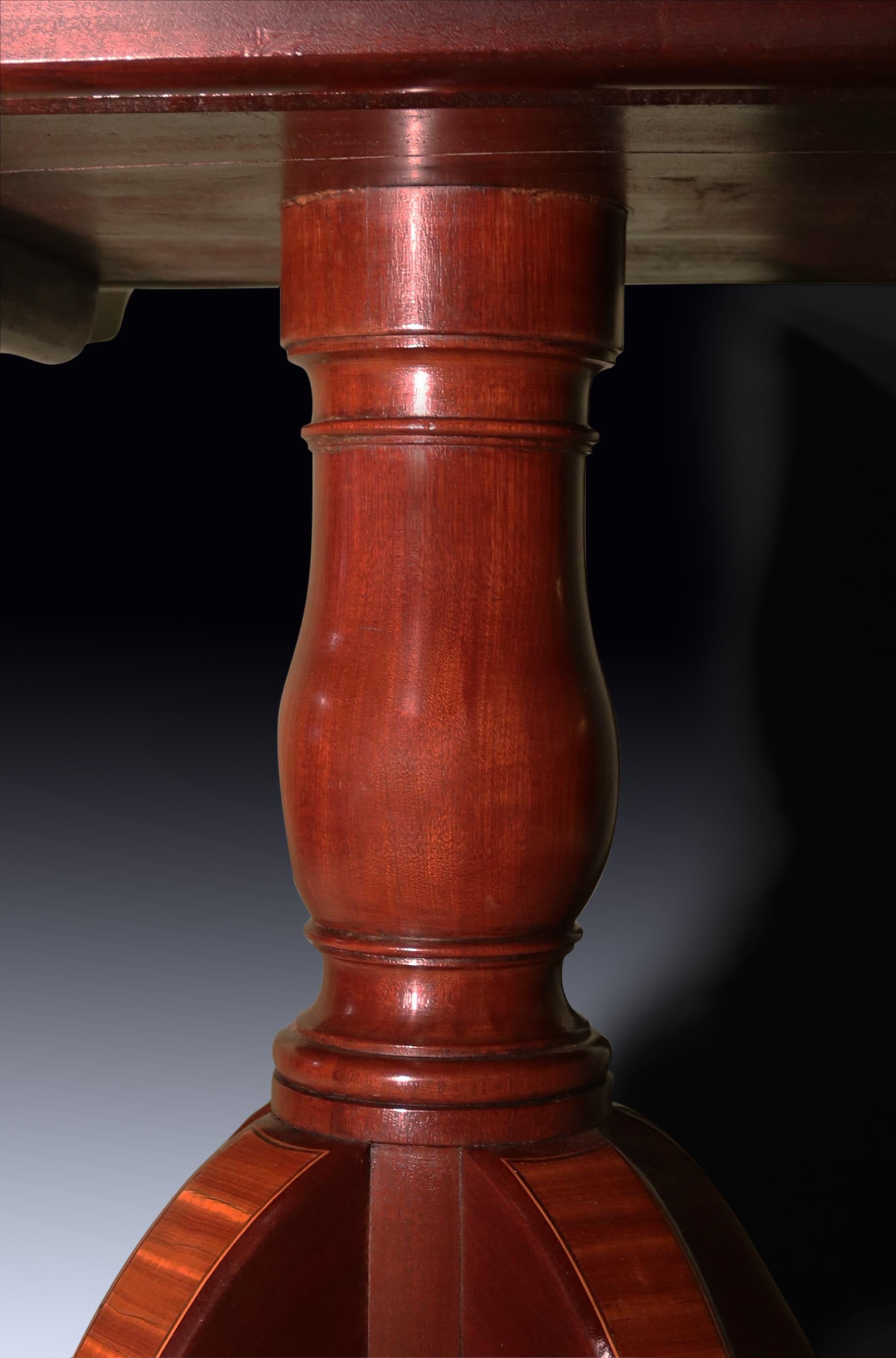 18th Century Antique George III period oval mahogany and satinwood breakfast table For Sale
