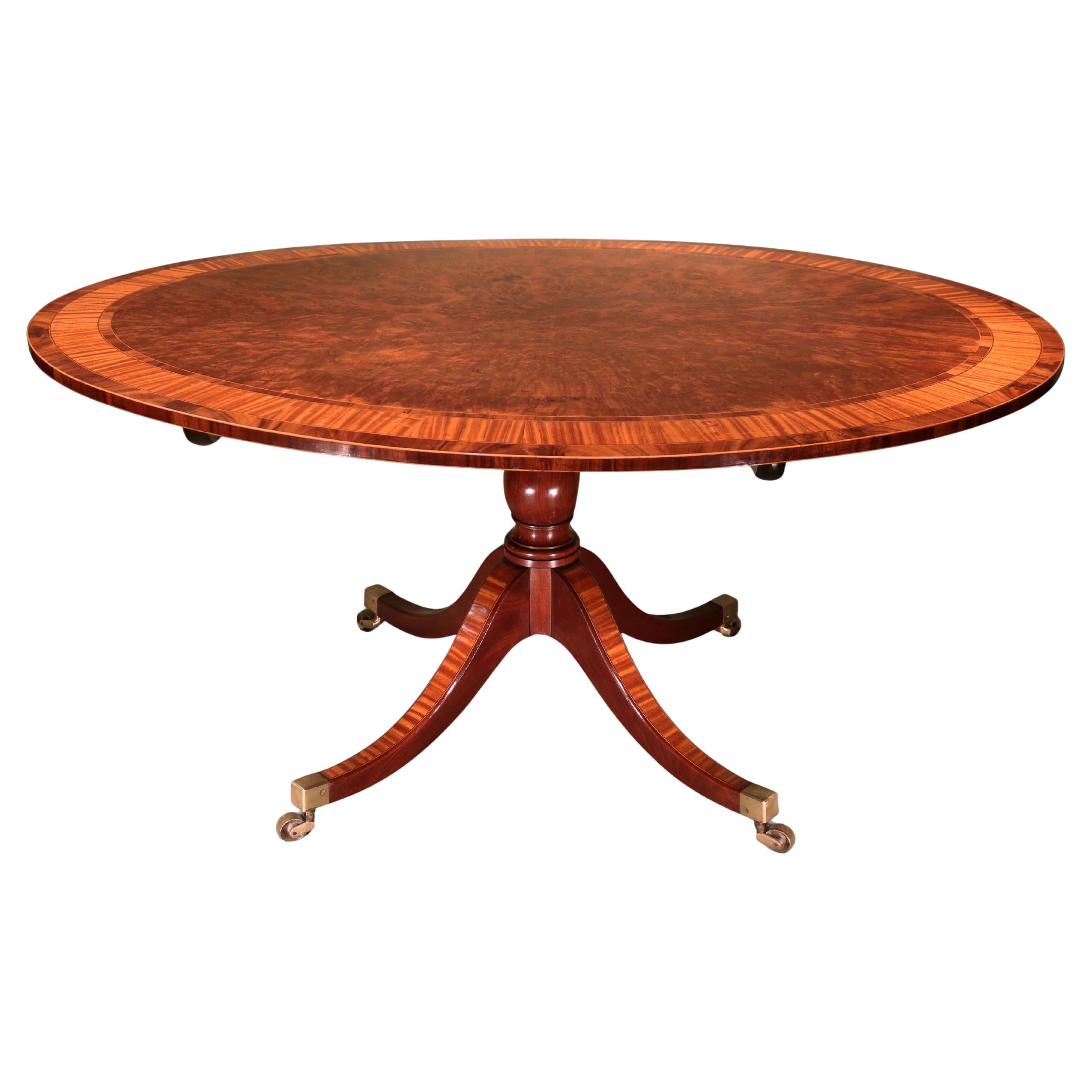 Antique George III period oval mahogany and satinwood breakfast table For Sale