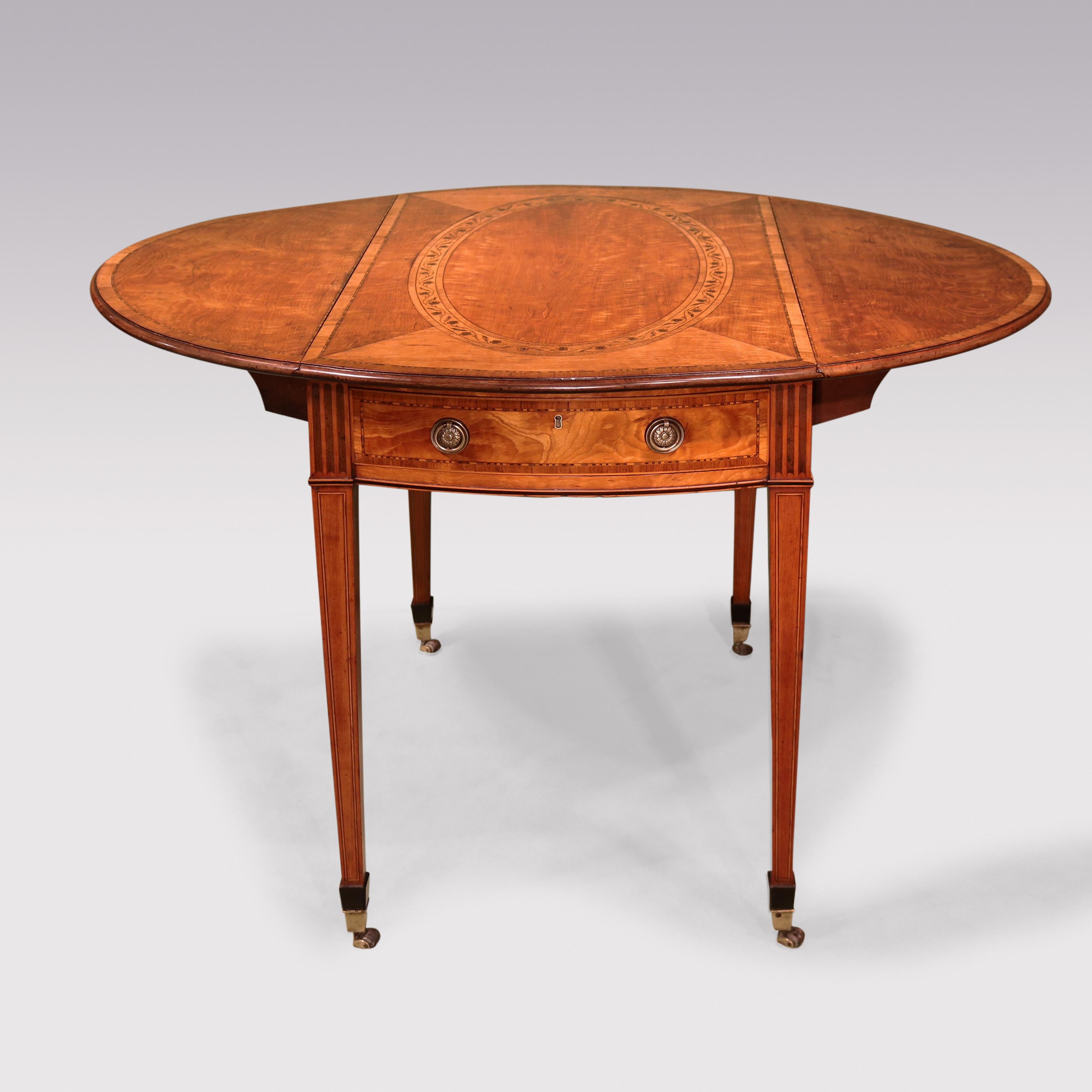 Ein feiner Pembroke-Tisch aus Satinholz des späten 18. Jahrhunderts mit Buchsbaum- und Ebenholzbespannung, mit einer ovalen Platte aus Tulpenholz mit Querbändern und Mahagoniformen, mit Parkettbespannung und einem auf Gehrung geschnittenen